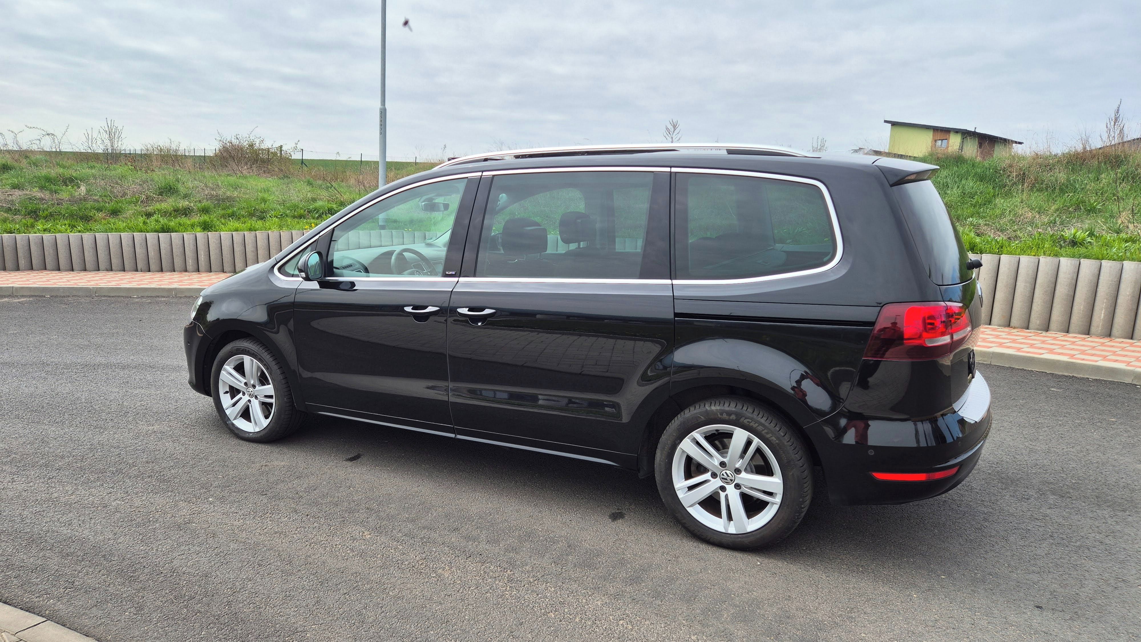 Volkswagen Sharan, 2,0tdi Allstar,DCC,Xenon,tažné - fotka 4