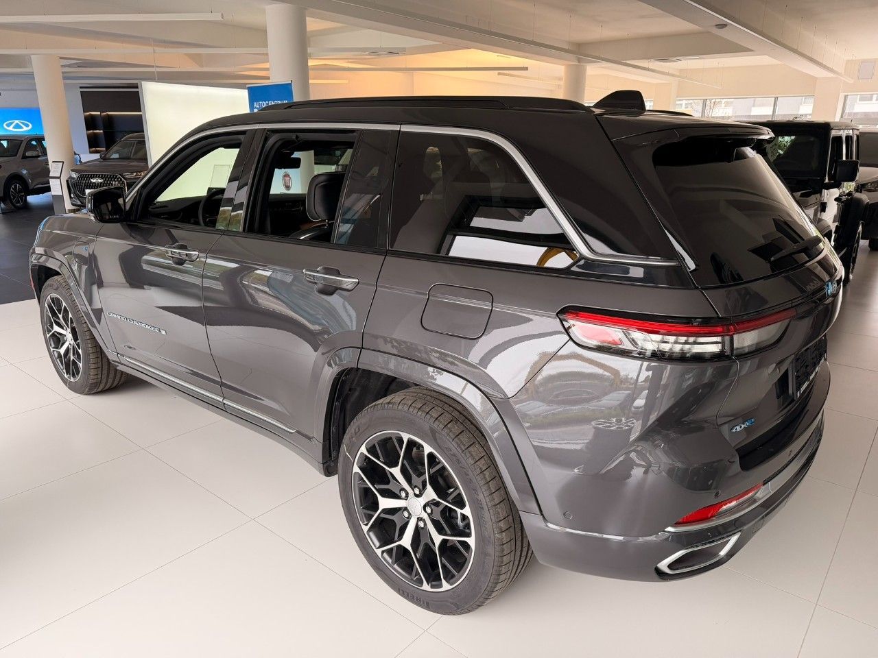 Jeep Grand Cherokee, Summit Reserve 2.0 Turbo 4xe P - fotka 3