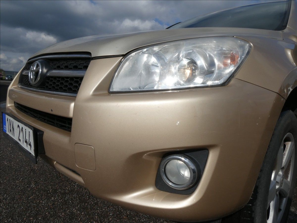 Toyota Rav4, 2,2 D-4D 110kW 4x4,ČR,2.majite - fotka 4