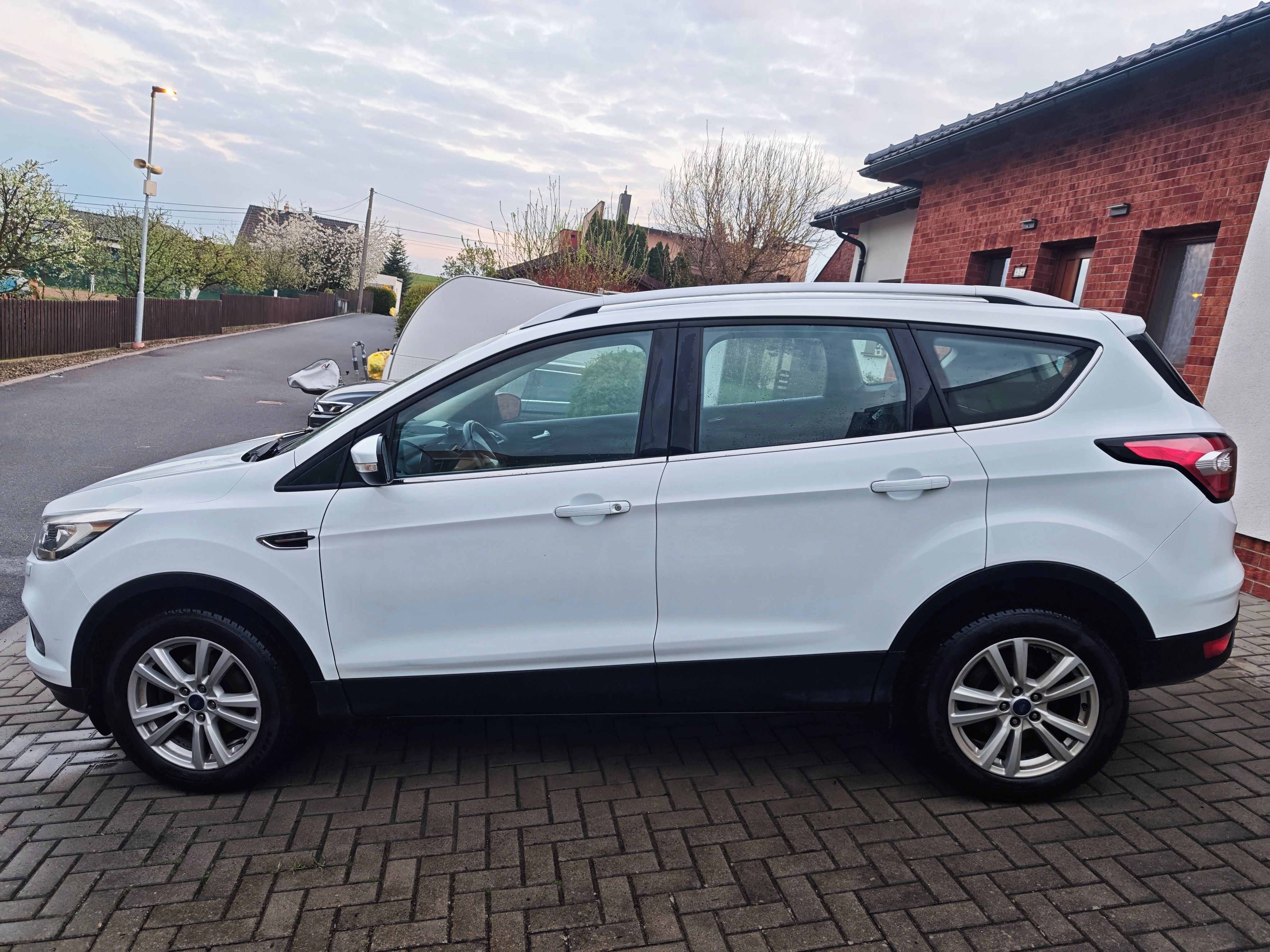 Ford Kuga, 1.5 ecoboost, 88kW, k opravě - fotka 2