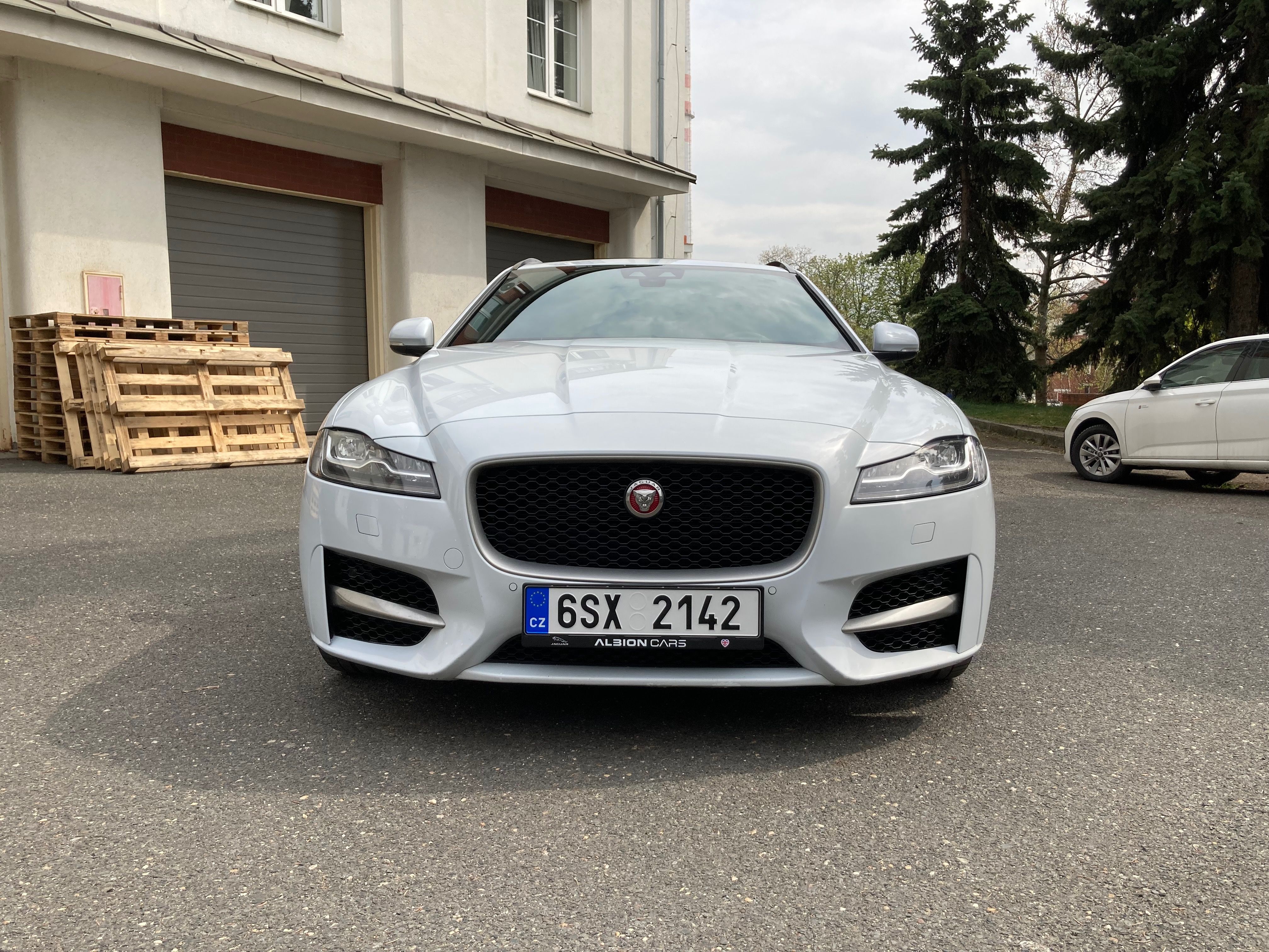 Jaguar XF, R-SPORT 25d 177kW AWD ČR STK - fotka 4