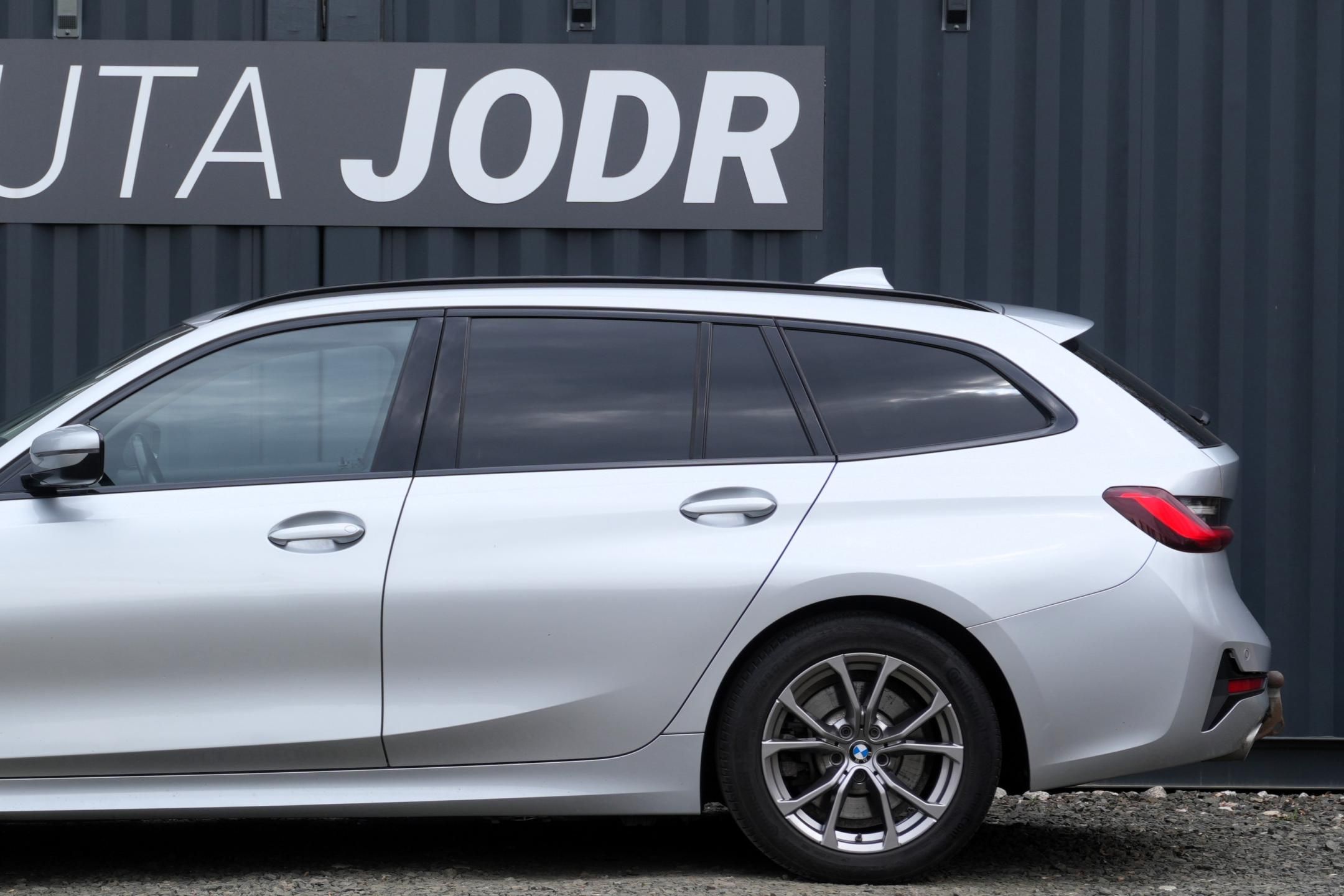 BMW Řada 3, 330e xDrive, ACC, Tažné - fotka 3