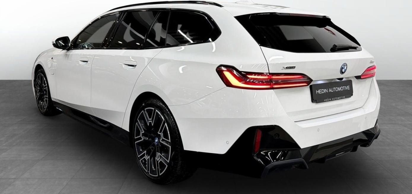 BMW Řada 5, 550e AWD Touring MSport B&W - fotka 2