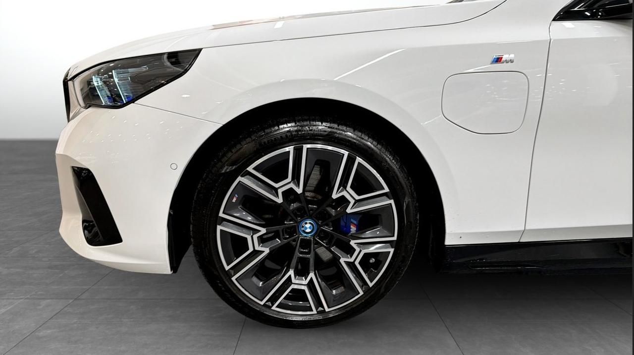 BMW Řada 5, 550e AWD Touring MSport B&W - fotka 6