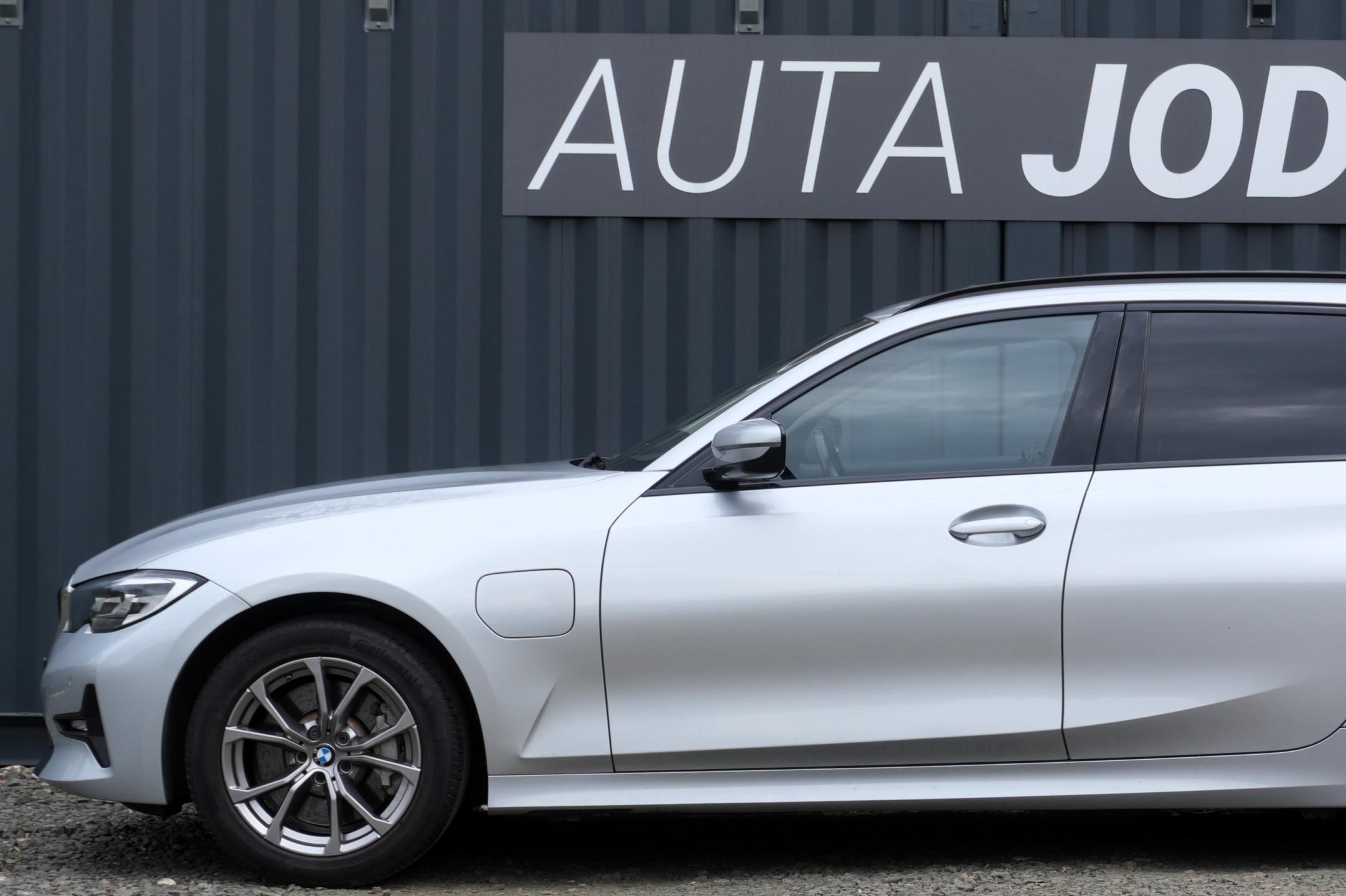 BMW Řada 3, 330e xDrive, ACC, Tažné - fotka 2