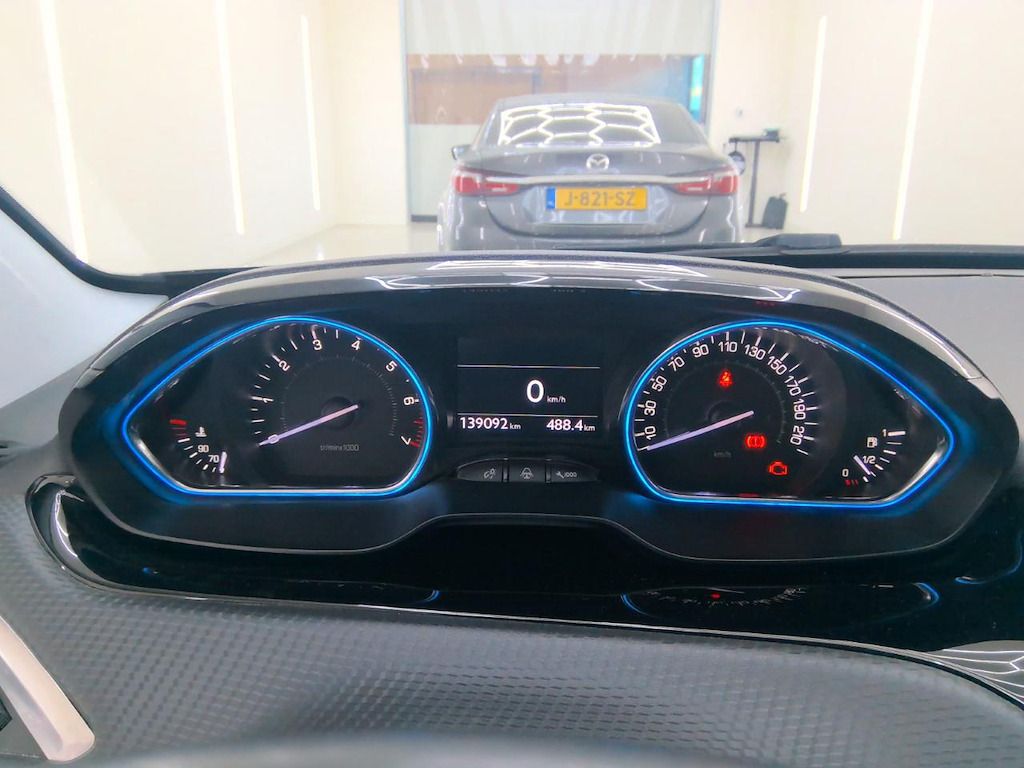 Peugeot 2008, 1.2i 96kw alure plna vybava - fotka 4