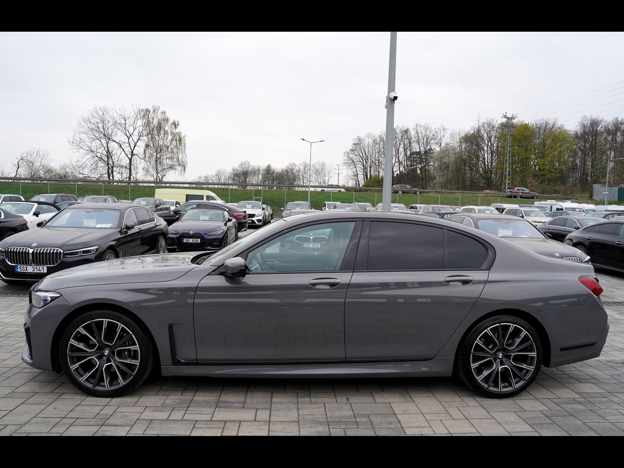BMW Řada 7, 730d xDrive/Mpaket/9AT/Lasery - fotka 3