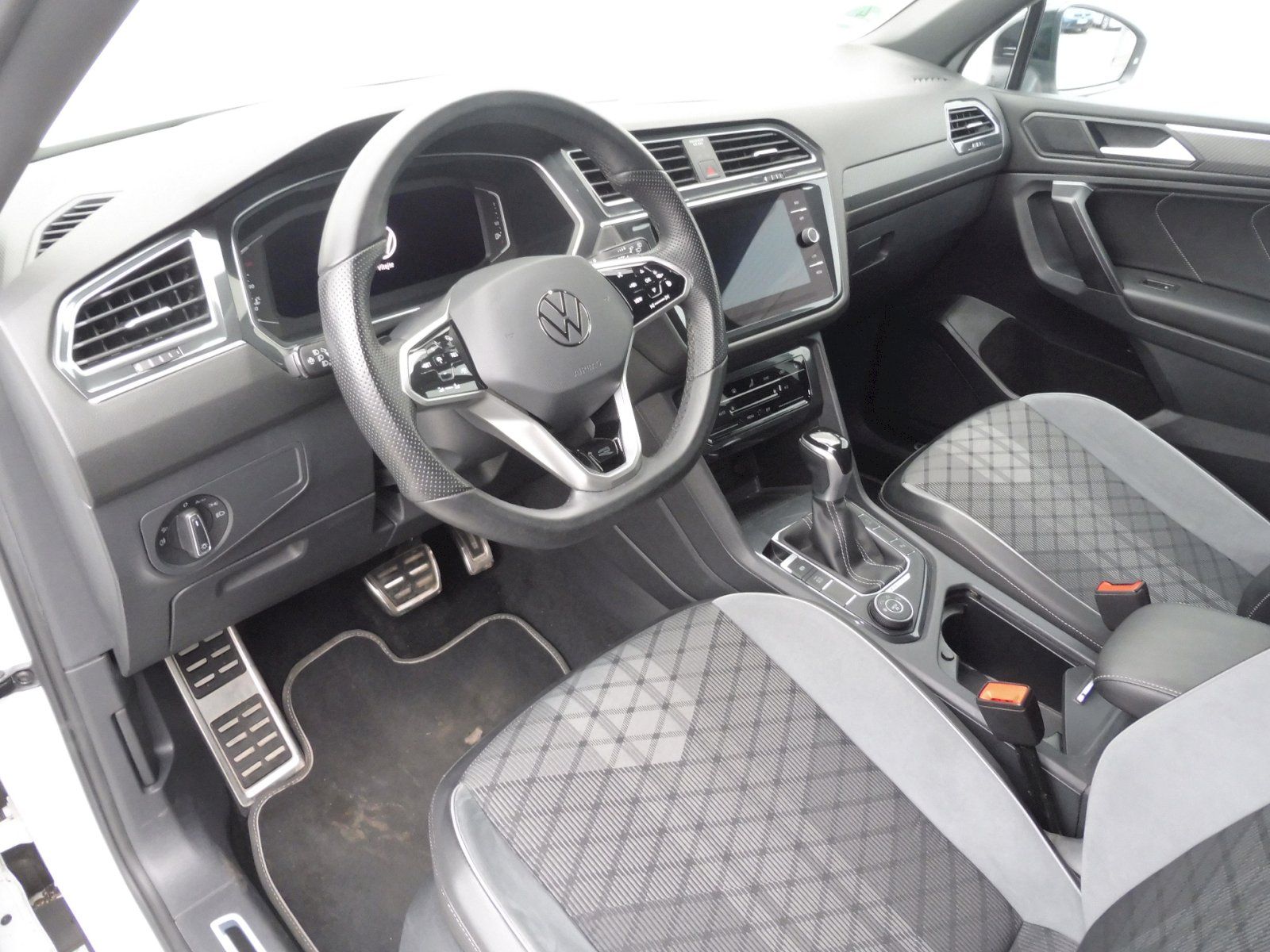 Volkswagen Tiguan, R-Line 2,0 TSI 140kW DSG 4MOTI - fotka 6