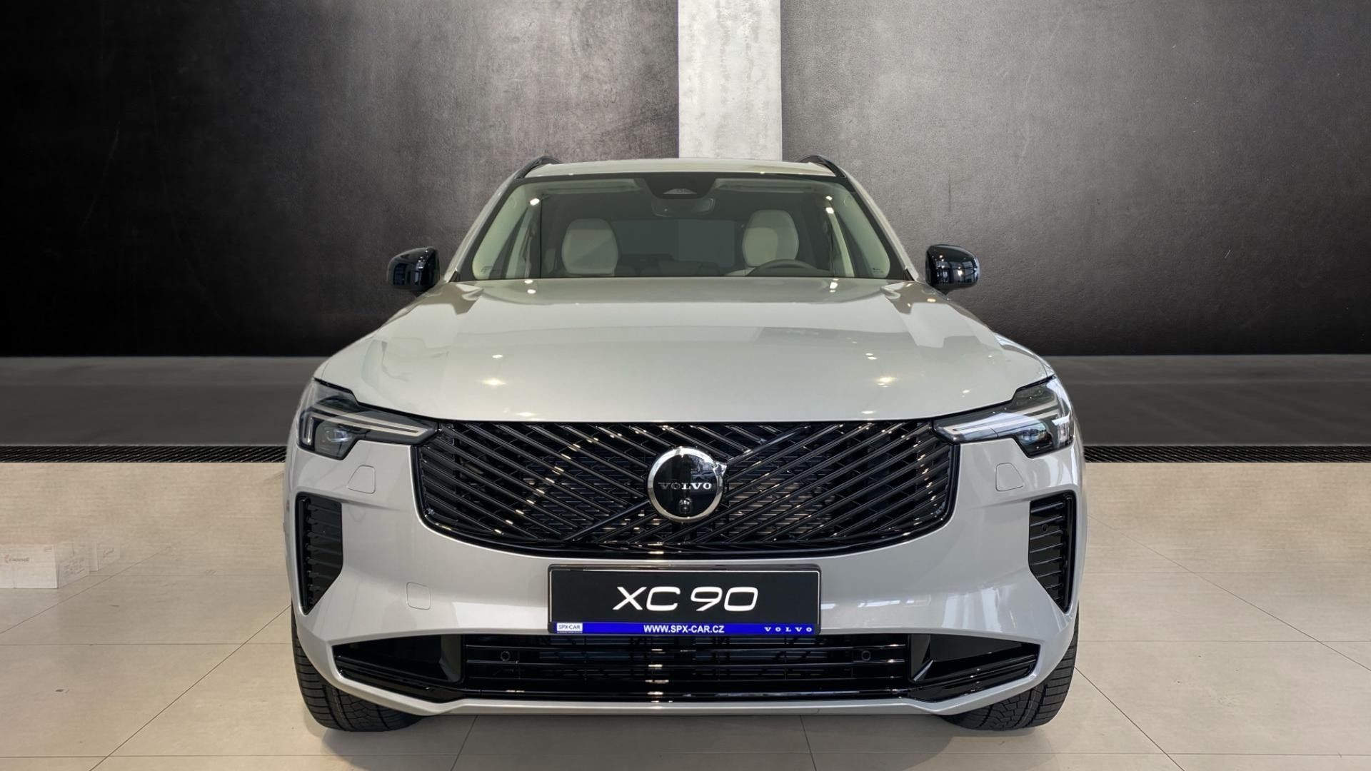 Volvo XC90, PLUS DARK, T8 AWD, 228+107 kW - fotka 2