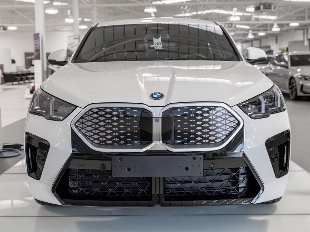 BMW iX2, IX2 eDrive 20 M-Sport LED