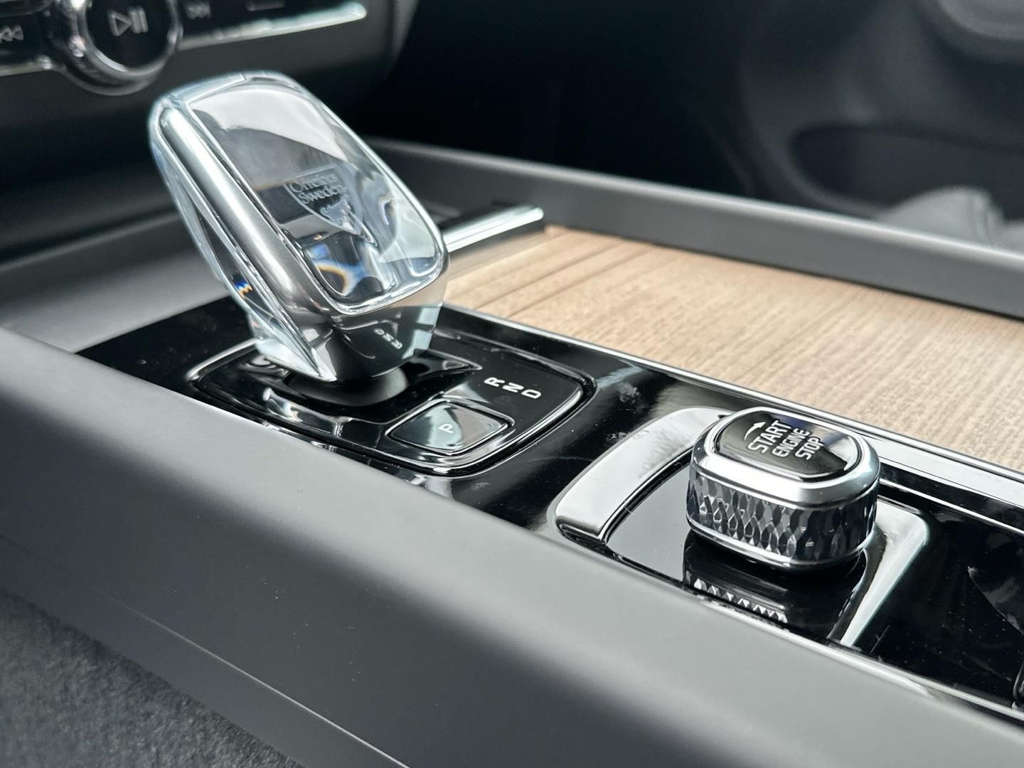 Volvo XC60, 2.0T6 AWD 293kW 4x4  PLUS DARK - fotka 6