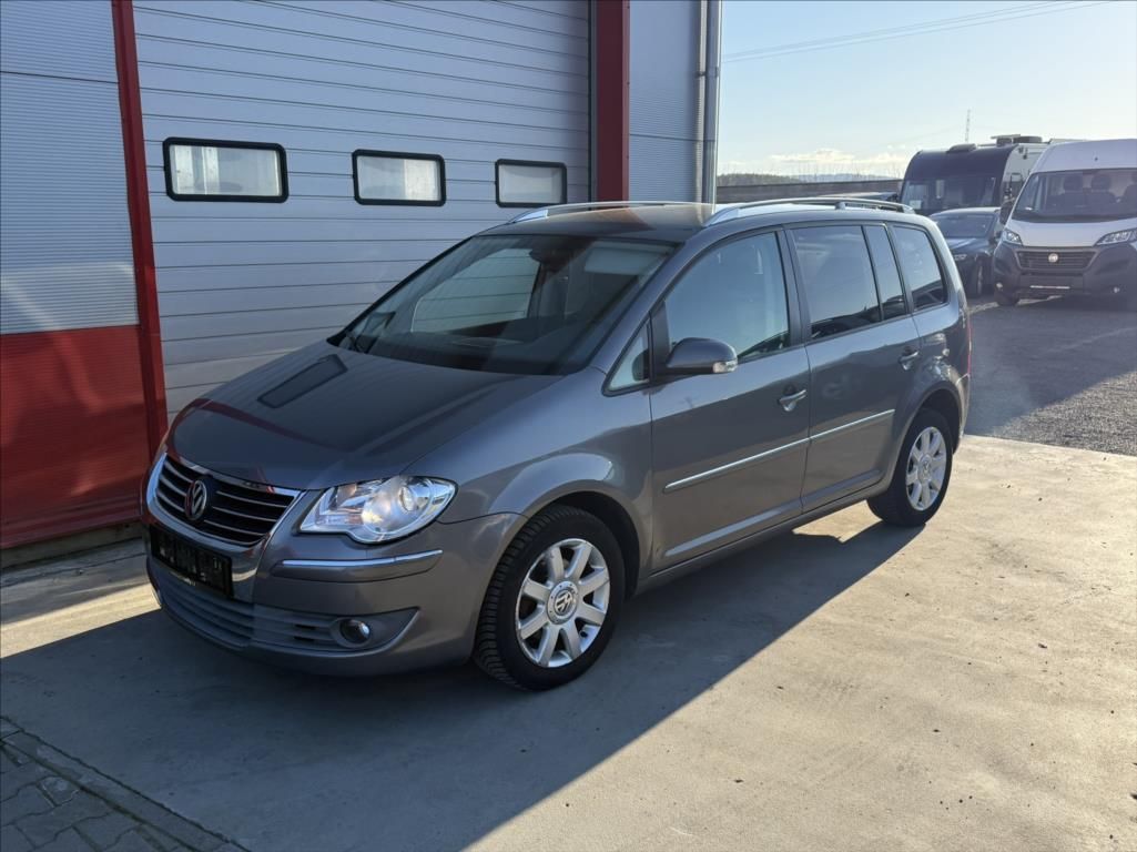 Volkswagen Touran, 2,0 TDi DSG highline 7-míst