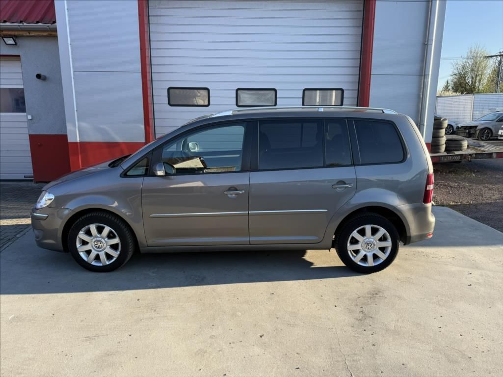 Volkswagen Touran, 2,0 TDi DSG highline 7-míst - fotka 2
