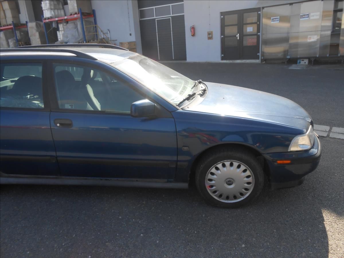 Volvo V40, 1,9 D 70Kw - fotka 4