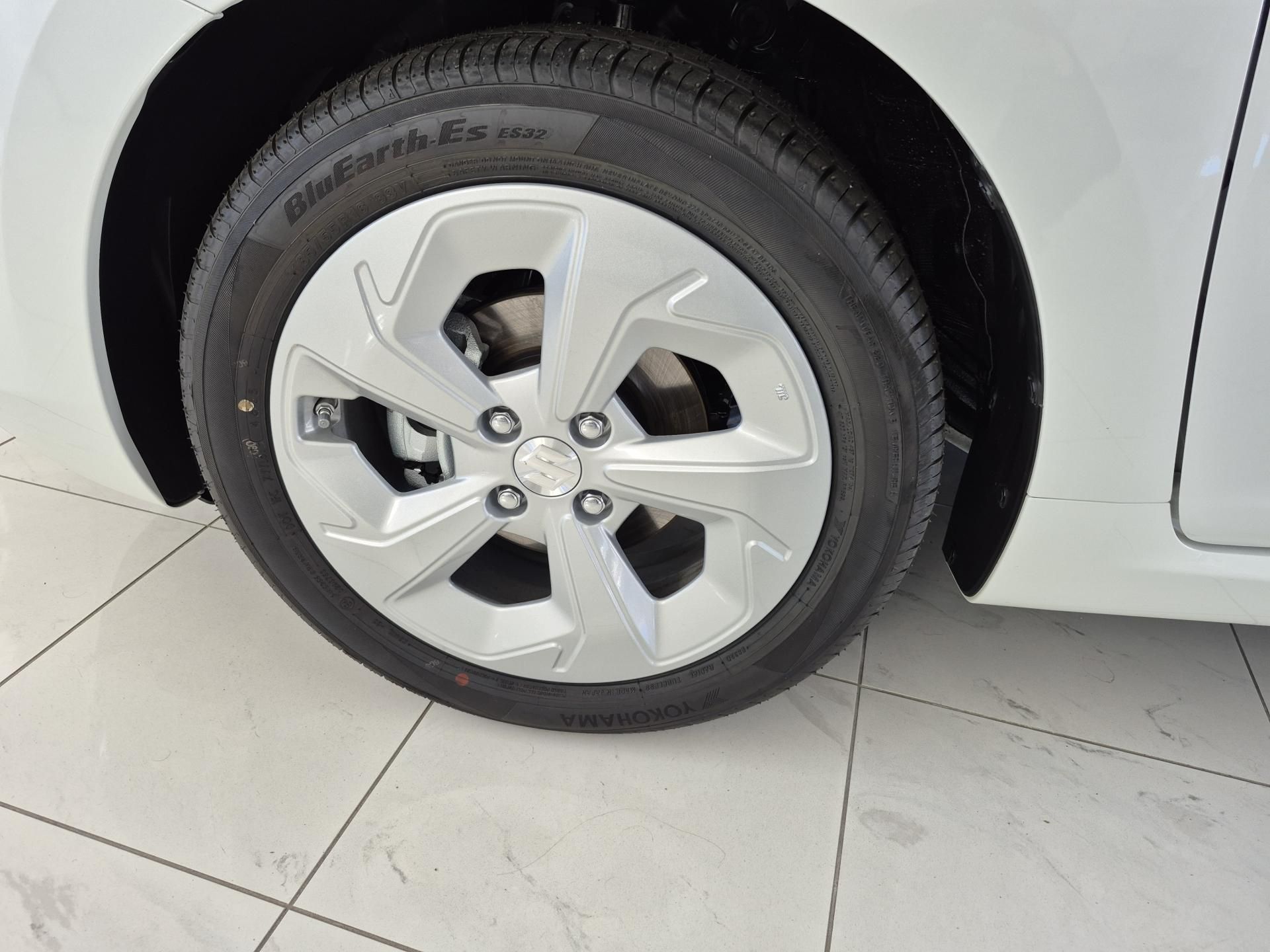 Suzuki Swift, 1,2 Premium Hybrid CVT - fotka 6