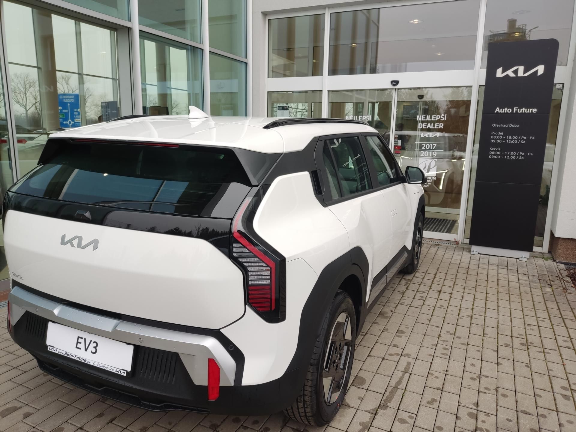 Kia EV3, SV1 4x2 AIR 150 KW + 58,3 KWH - fotka 2