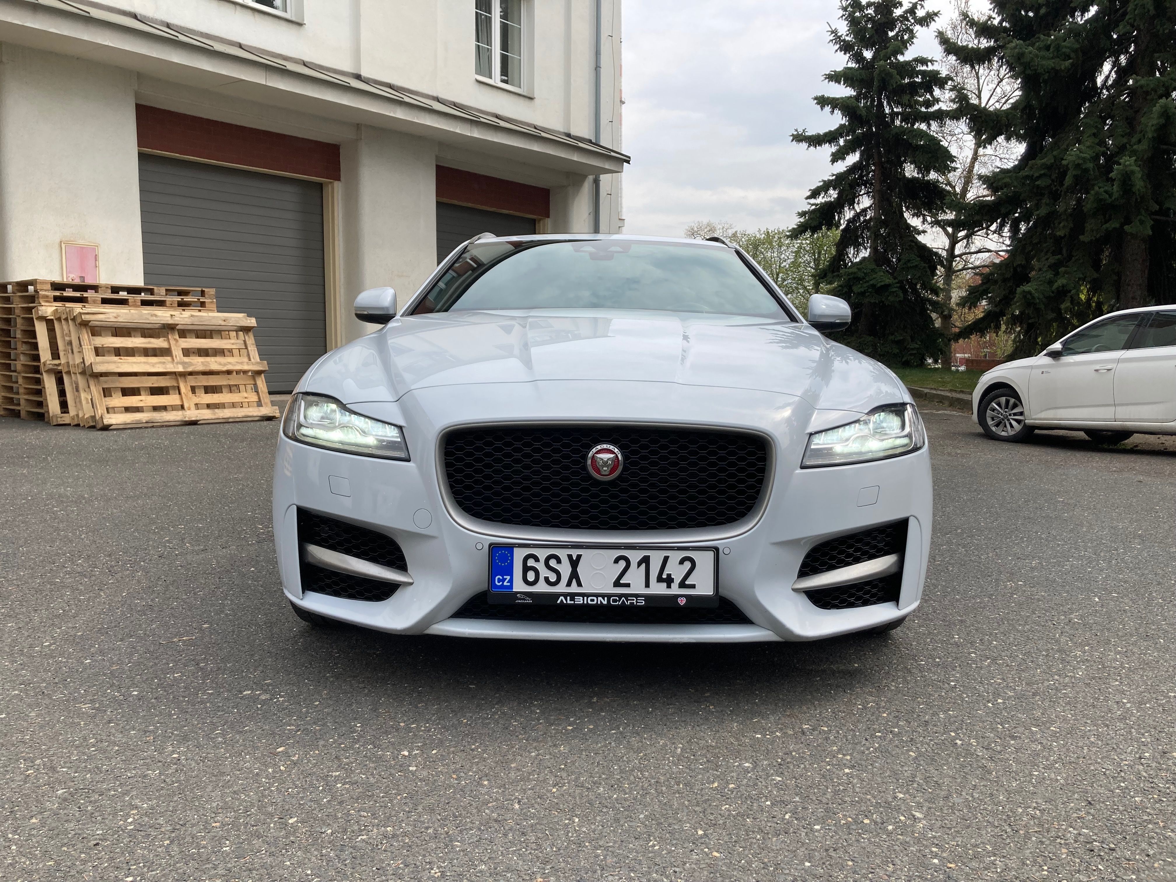 Jaguar XF, R-SPORT 25d 177kW AWD ČR STK - fotka 6