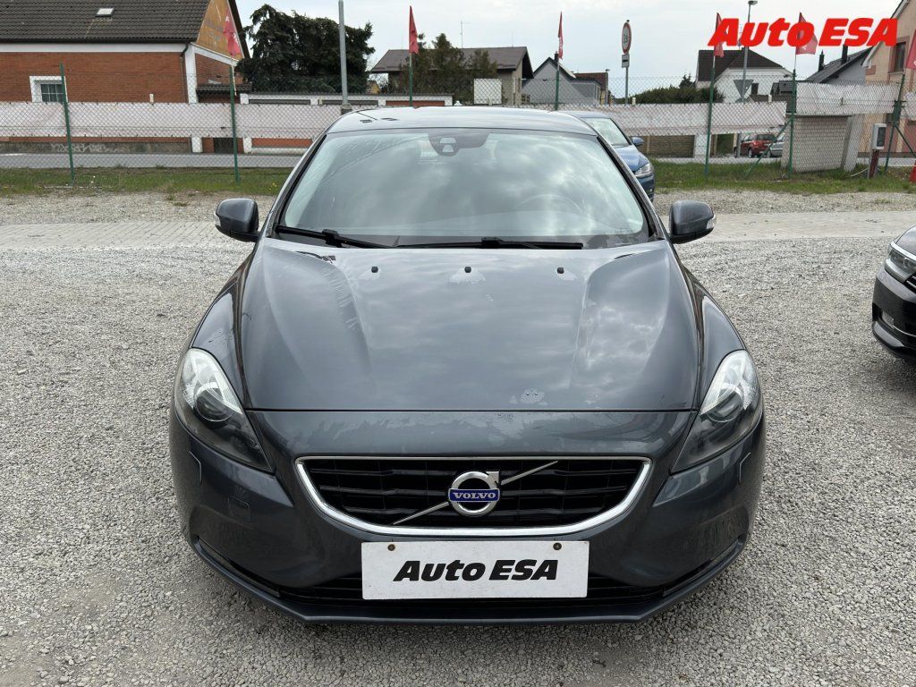 Volvo V40, 1.6 D,AC,tempo,park.čidla - fotka 2