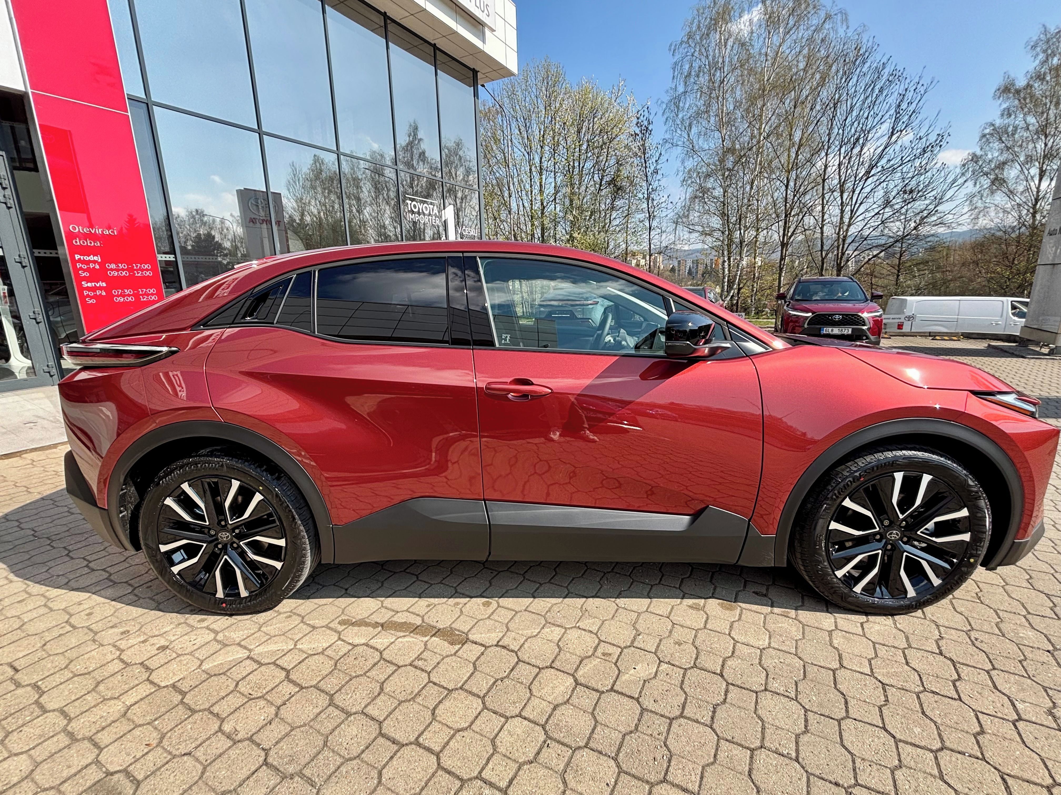 Toyota C-HR, +, 224k Style+Dynamic - fotka 3