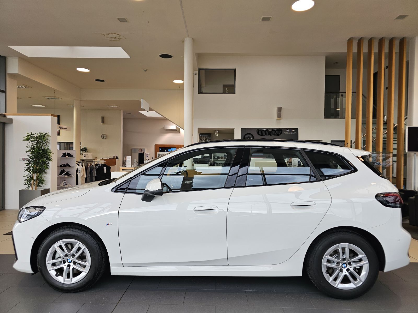 BMW Řada 2, 220d Active Tourer - fotka 3