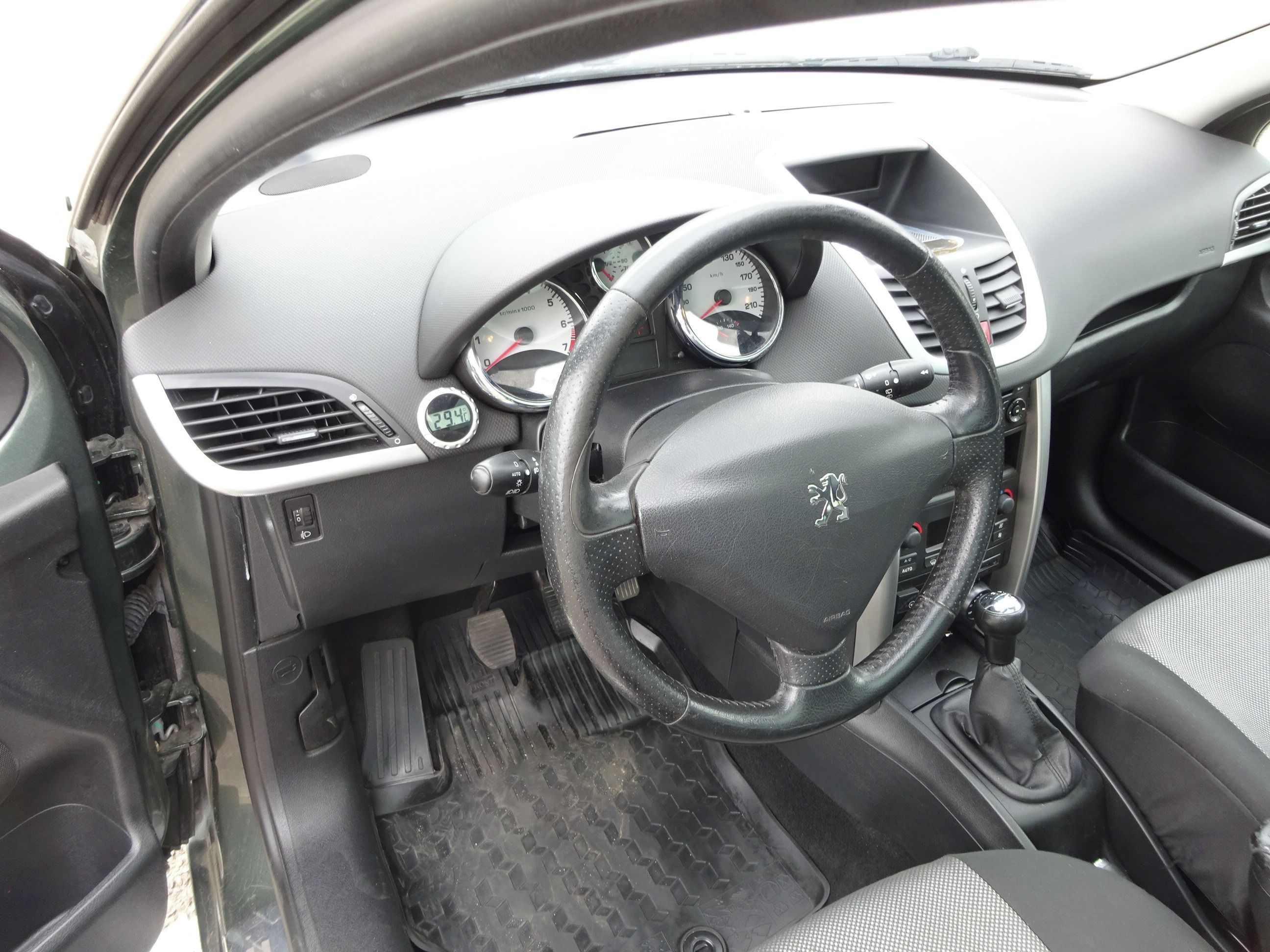 Peugeot 207, 1.6i + LPG (88 kw)  1.MAJITEL - fotka 5