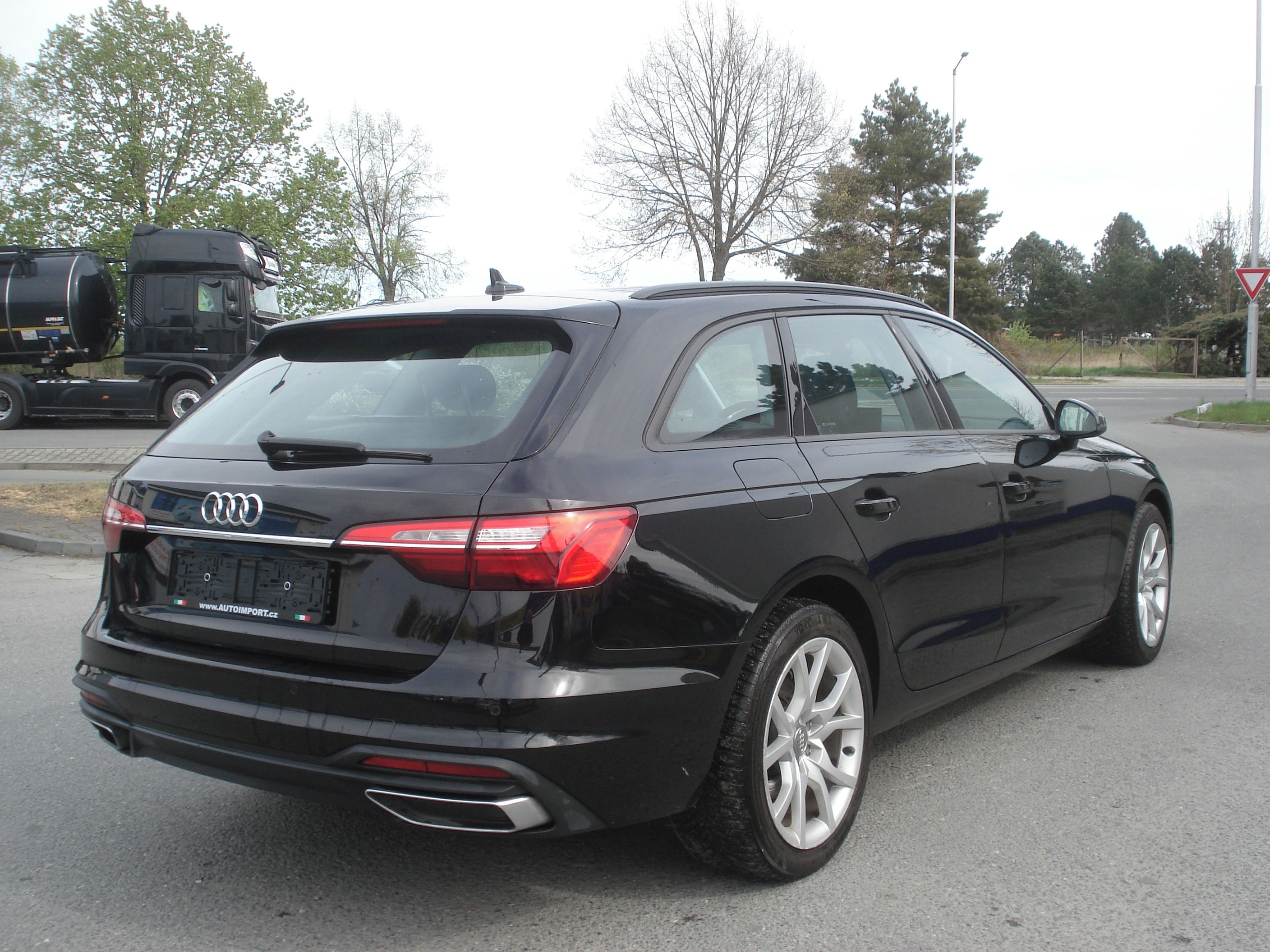 Audi A4, 35 TDi NAVI S-TRONIC FACELIFT - fotka 4