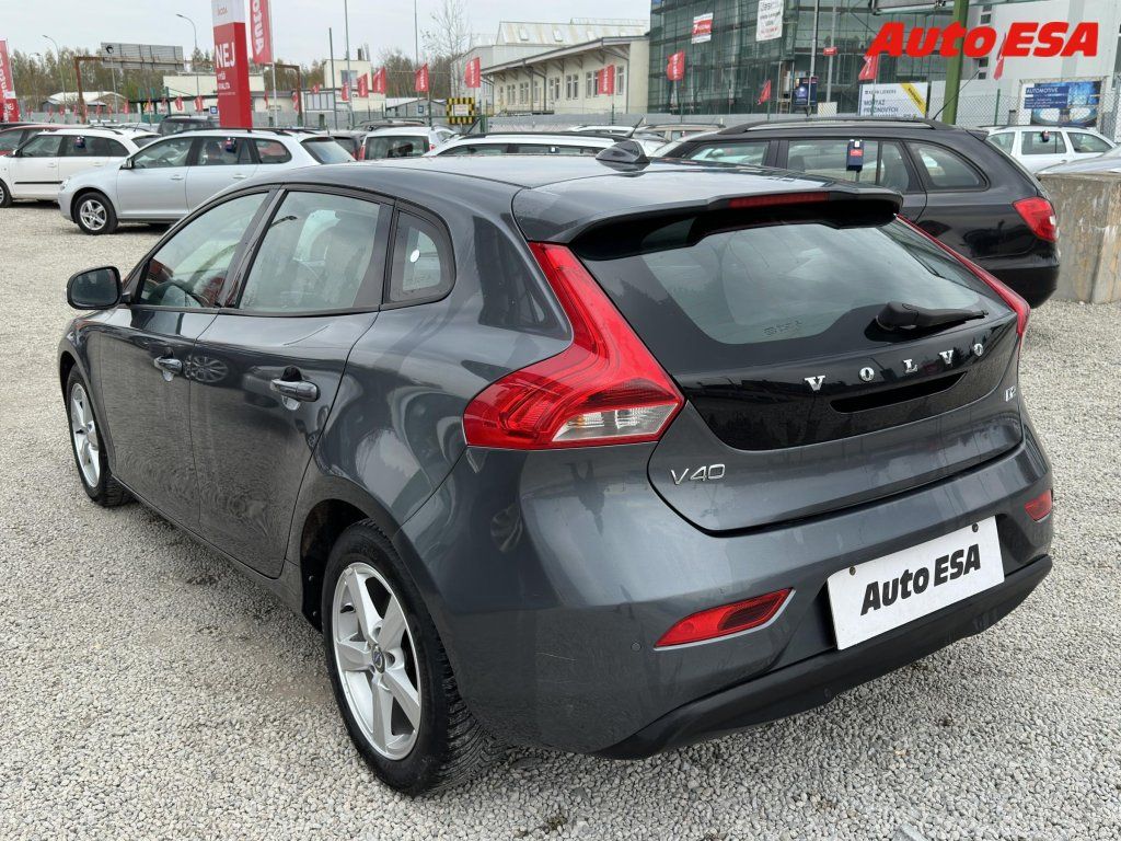 Volvo V40, 1.6 D,AC,tempo,park.čidla - fotka 6