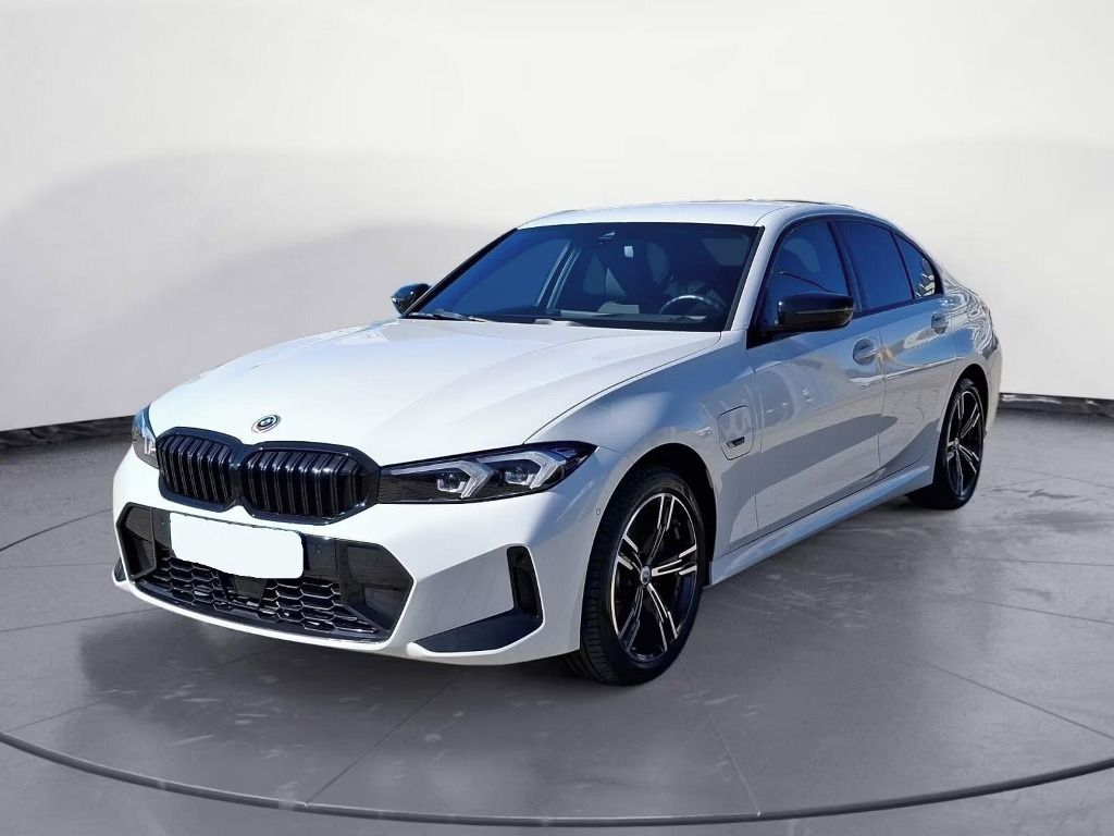 BMW Řada 3, 330 e xDrive Automatik M Sport