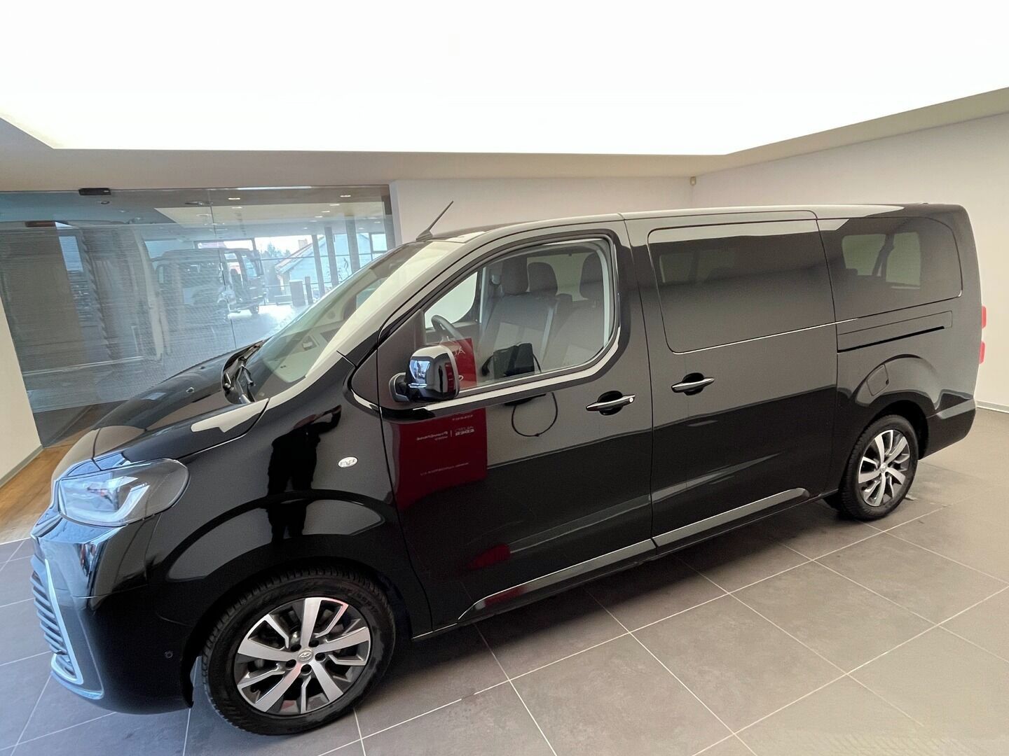 Toyota Proace Verso, L2 - 2.0L Diesel - 6 MT - fotka 2