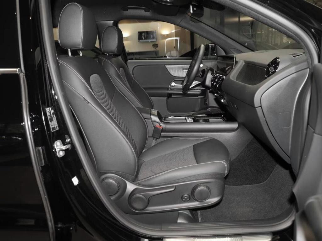Mercedes-Benz GLA, 200*Kamera*MBUX*Navi*Led* - fotka 6