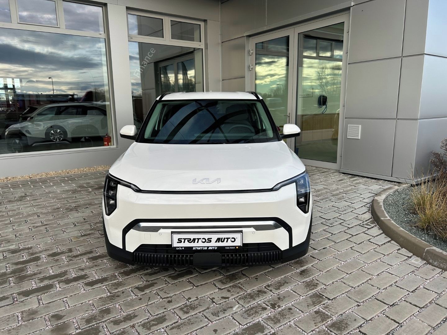 Kia EV3, EARTH 150 KW + 81,4 KWH + V2L - fotka 2