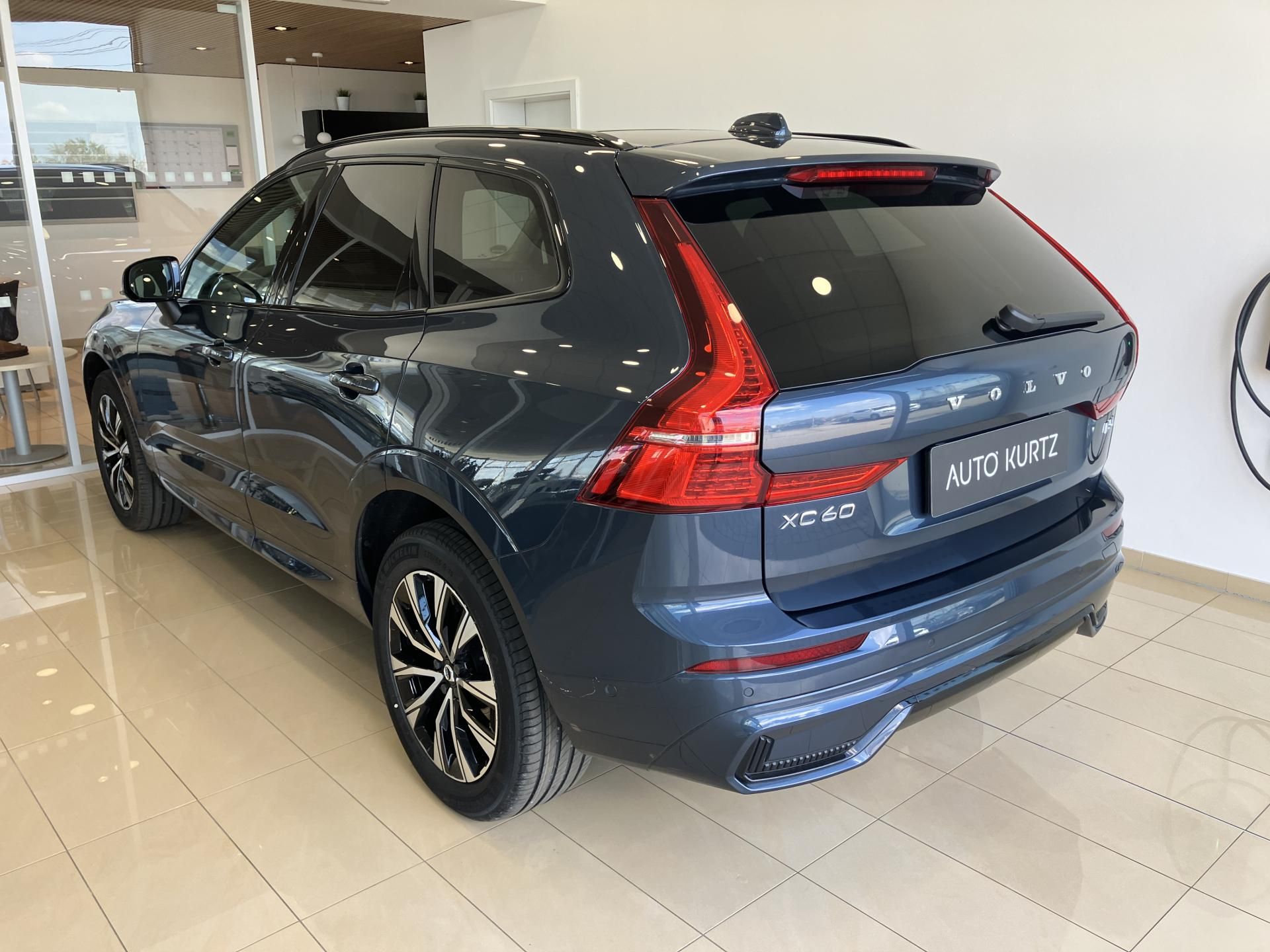 Volvo XC60, B5 AWD Plus Dark AT8 - fotka 6