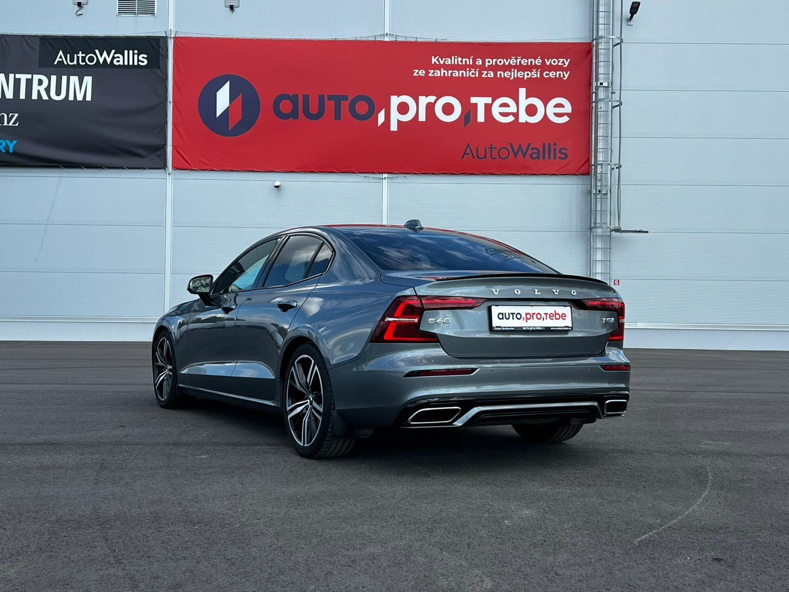 Volvo S60, 2.0T5 184kW Aut. R-Desing - fotka 4