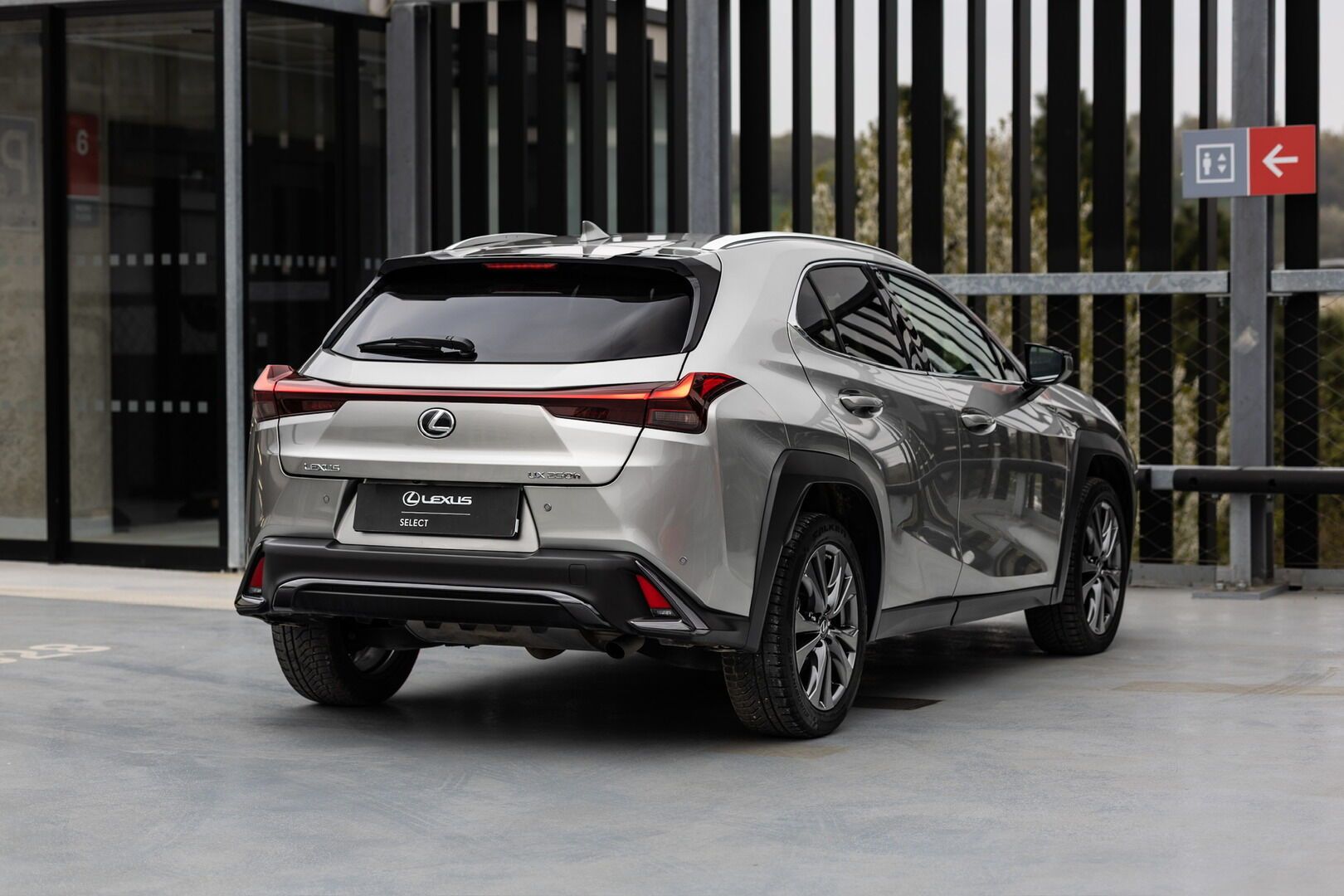 Lexus UX 250h, 250H 2,0 HEV F SPORT DESIGN - fotka 4