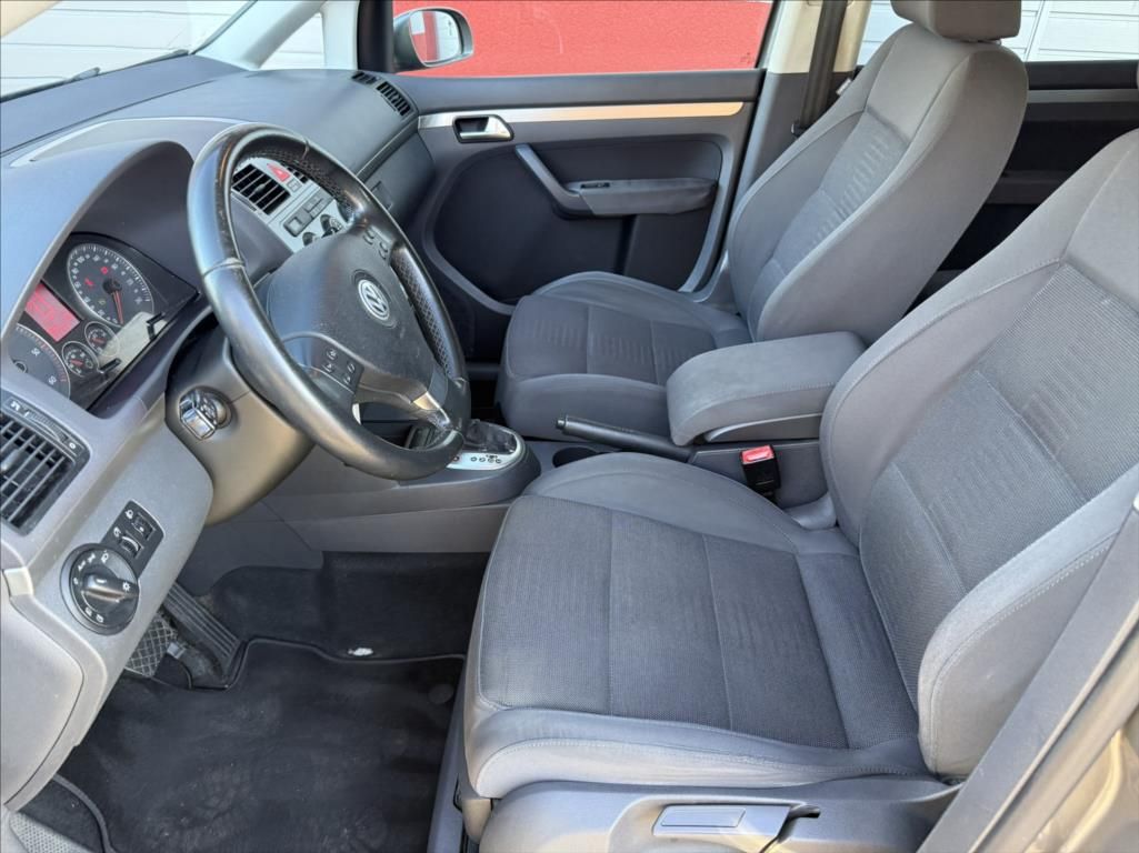 Volkswagen Touran, 2,0 TDi DSG highline 7-míst - fotka 5