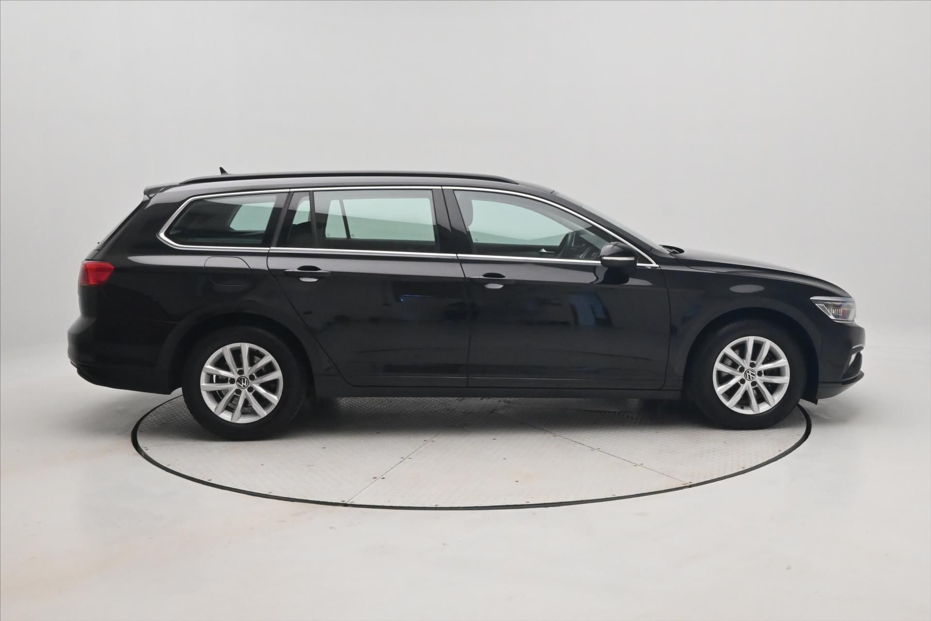 Volkswagen Passat, 2,0 TDI 110kW DSG Business Zár - fotka 4
