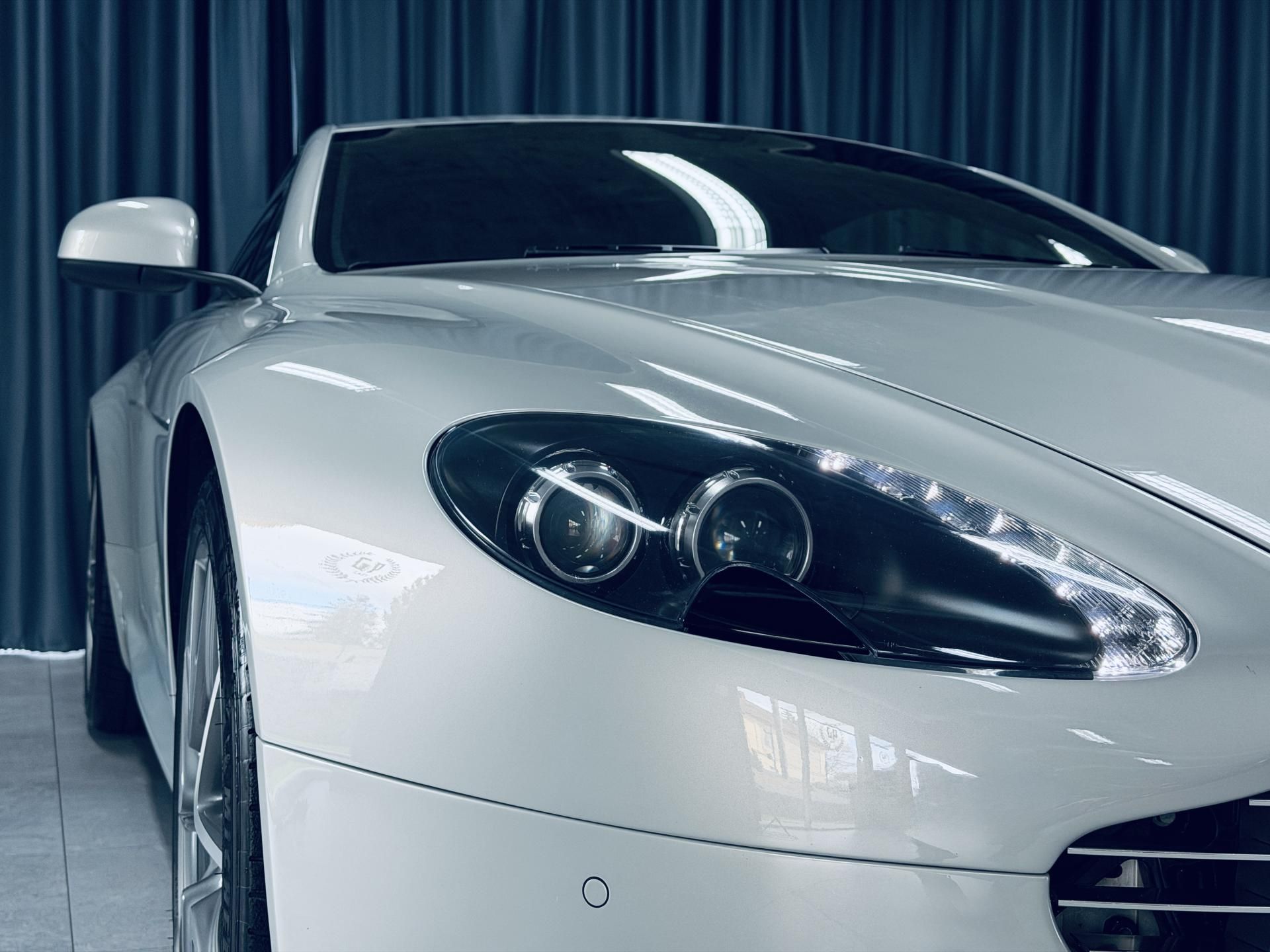 Aston Martin V8 Vantage, 4.7L V8 - fotka 4
