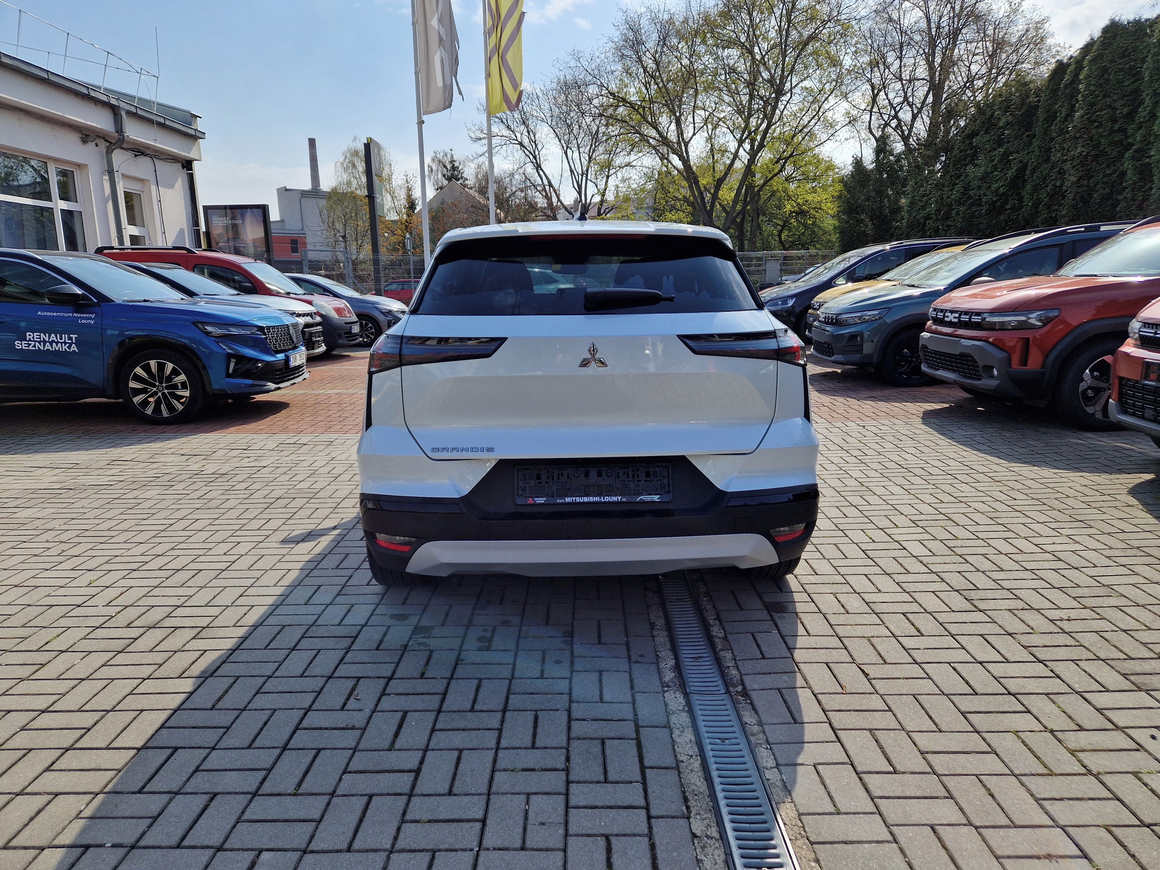 Mitsubishi Grandis, Intense+ 1.3 DI-T MHEV 104kW - fotka 4
