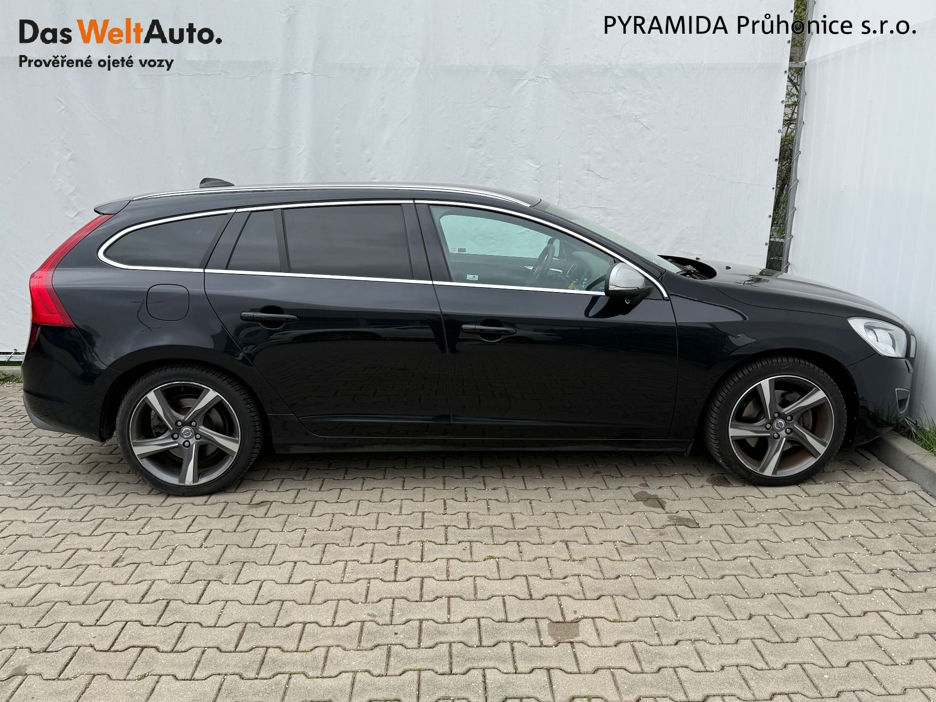 Volvo V60, 2.4 D5 158 kW R-Design AT - fotka 6