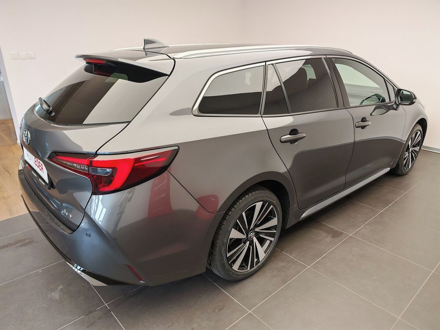 Toyota Corolla, 1,8 Hybrid e-CVT Style - fotka 4