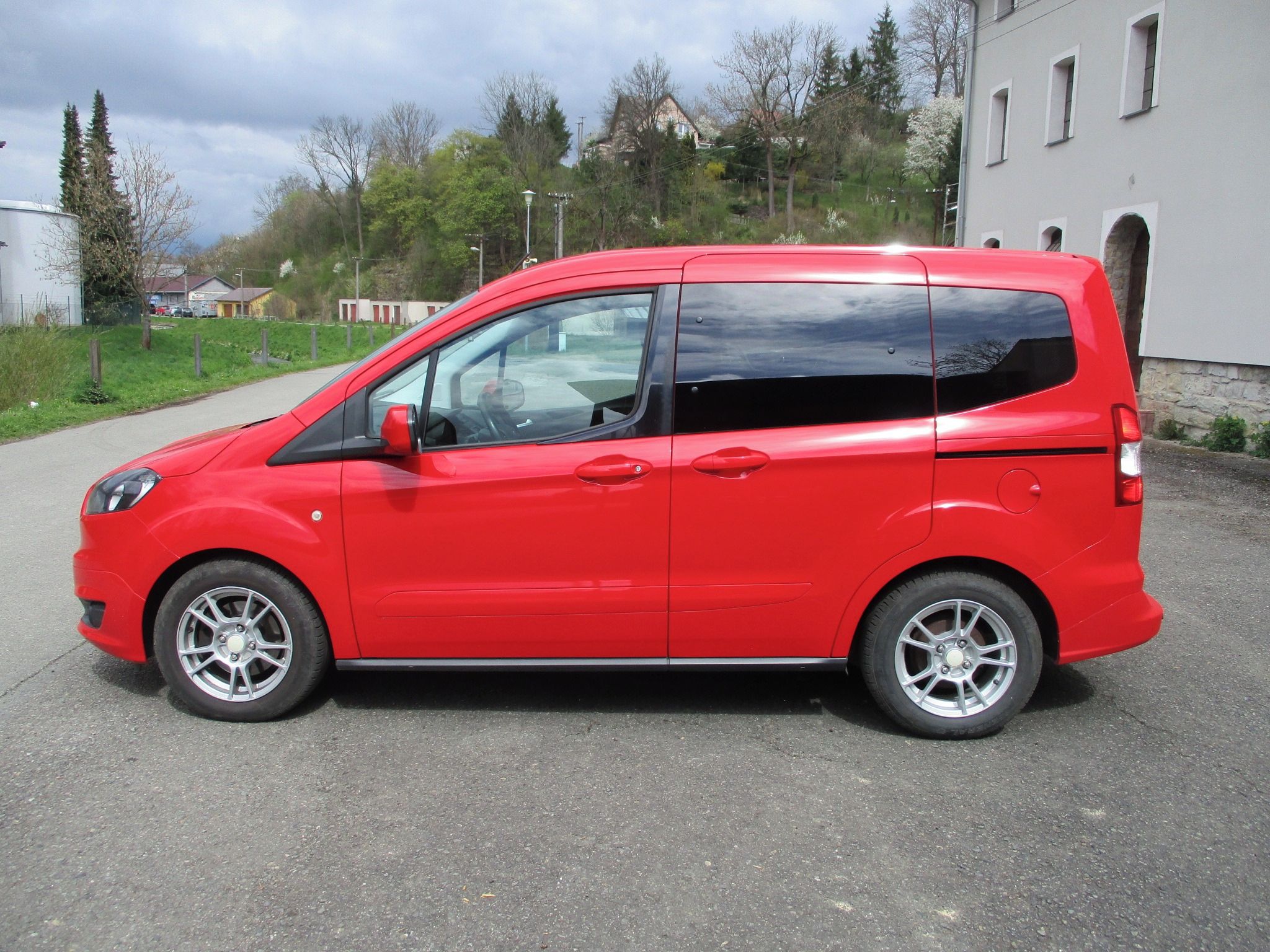 Ford Tourneo Courier, 1.0 5 Míst, TOP STAV - fotka 2