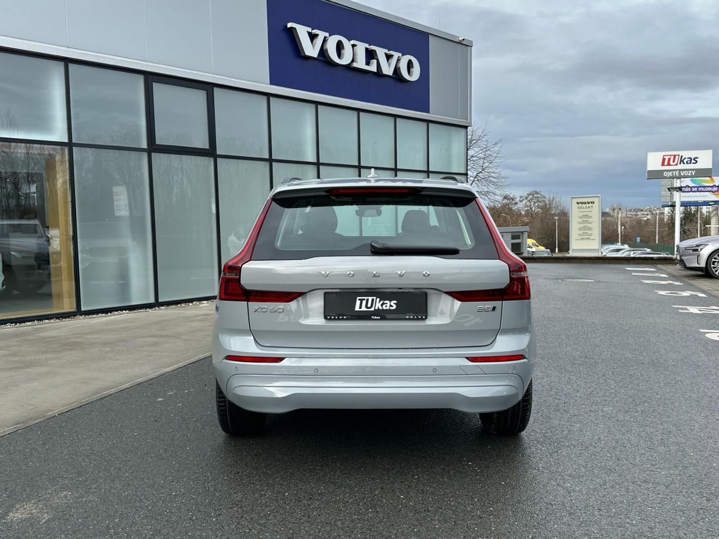 Volvo XC60, 2.0 B5 4x4 CORE - fotka 5