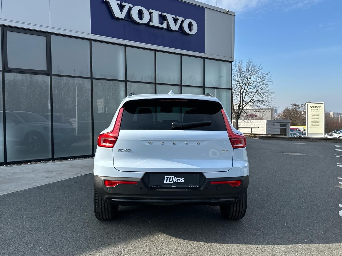 Volvo XC40, 2.0 B3 PLUS DARK - fotka 5