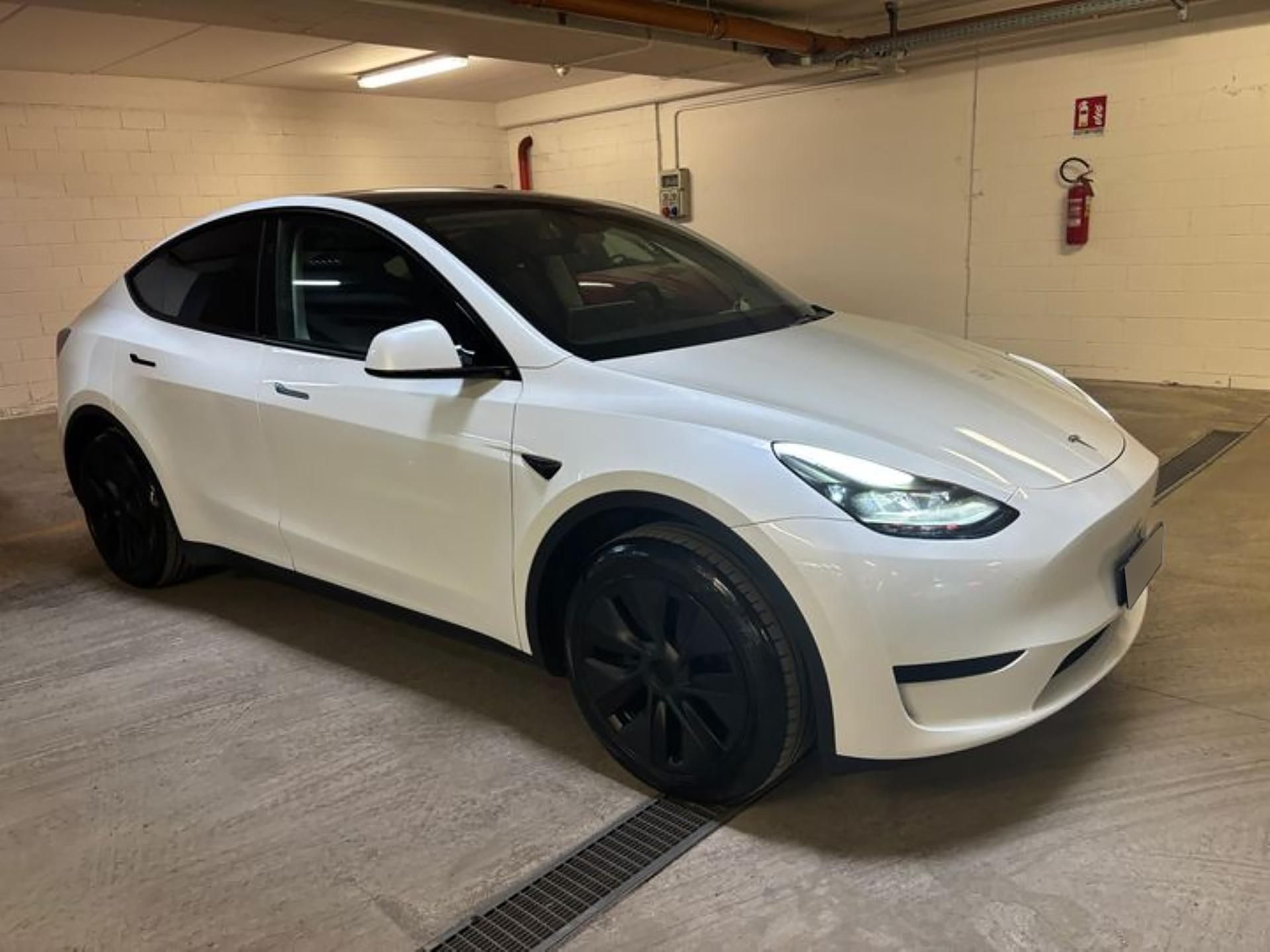 Tesla Model Y, Standard Range, HW4