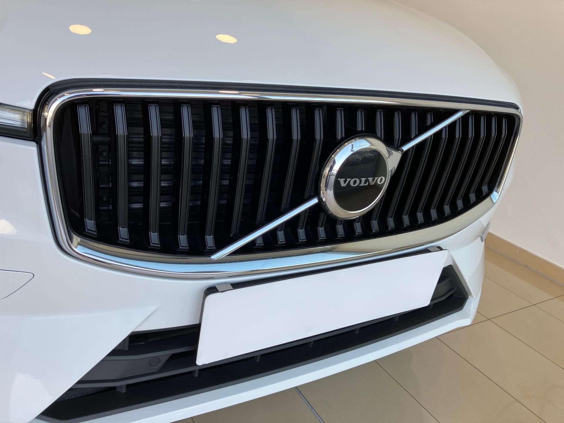 Volvo XC60, B4 FWD Momentum PRO AT8 - fotka 3