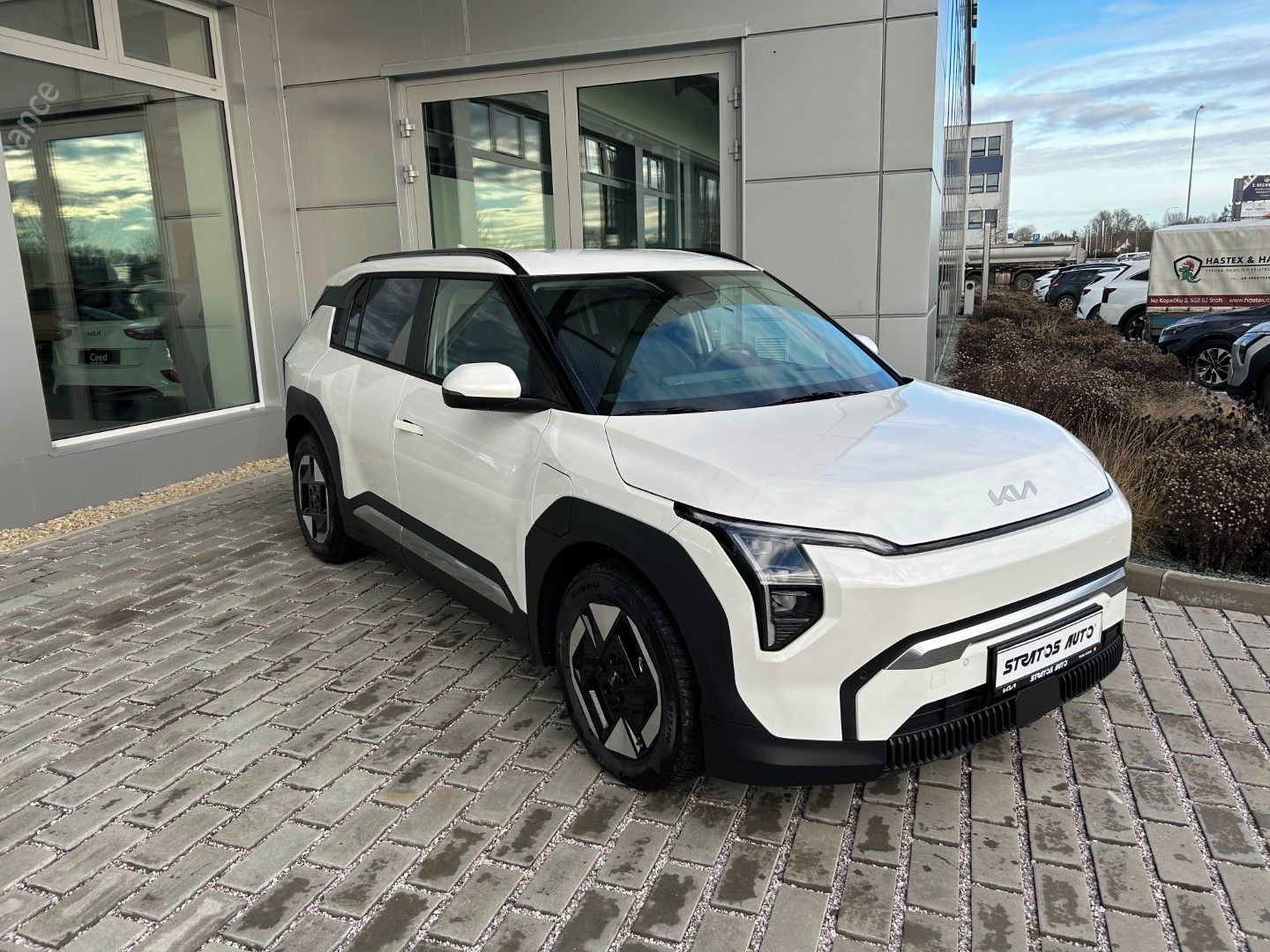 Kia EV3, EARTH 150 KW + 81,4 KWH + V2L - fotka 3