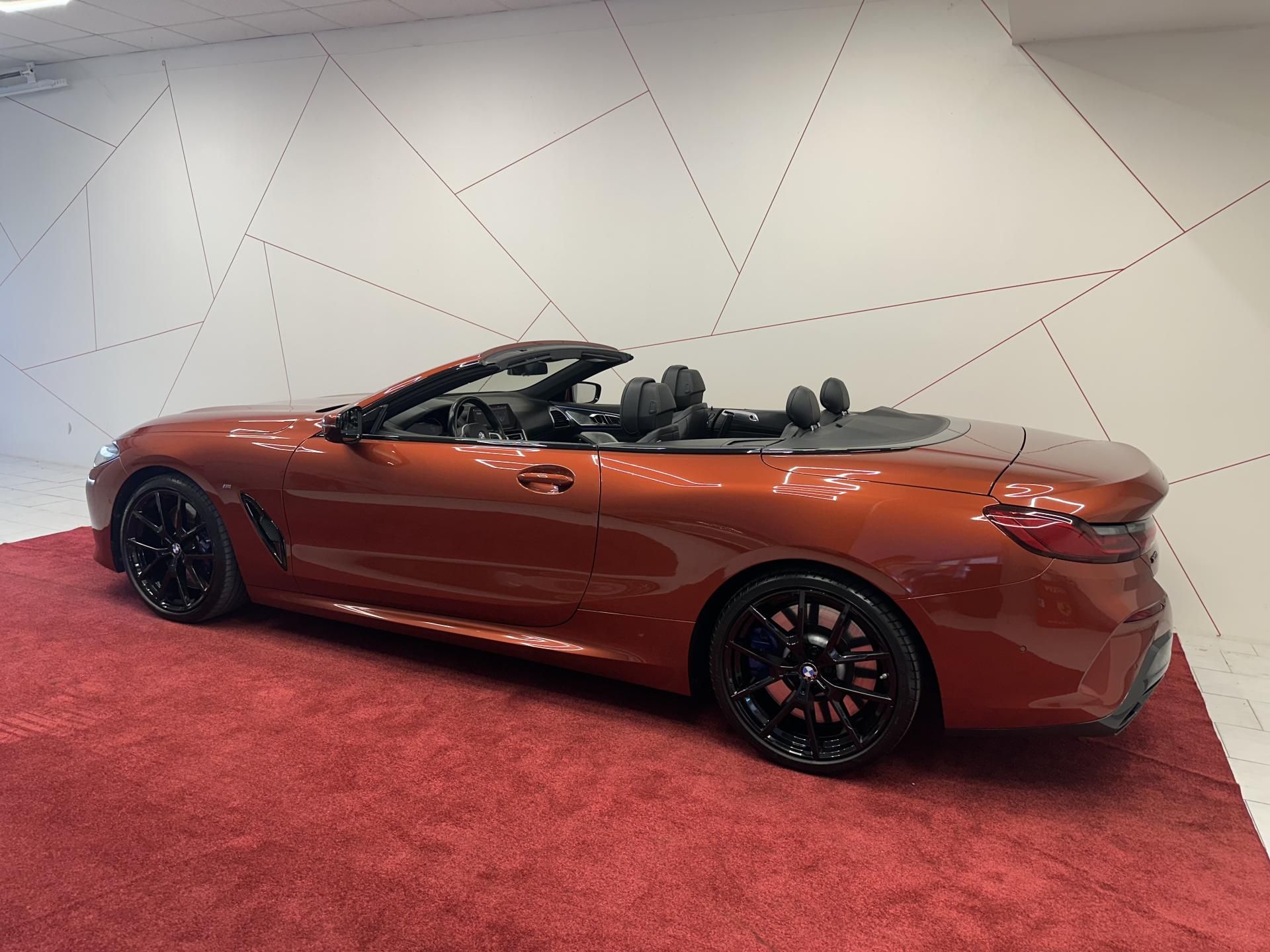 BMW Řada 8, M850i Cabrio HUD*B&W*360*MASÁŽ - fotka 5