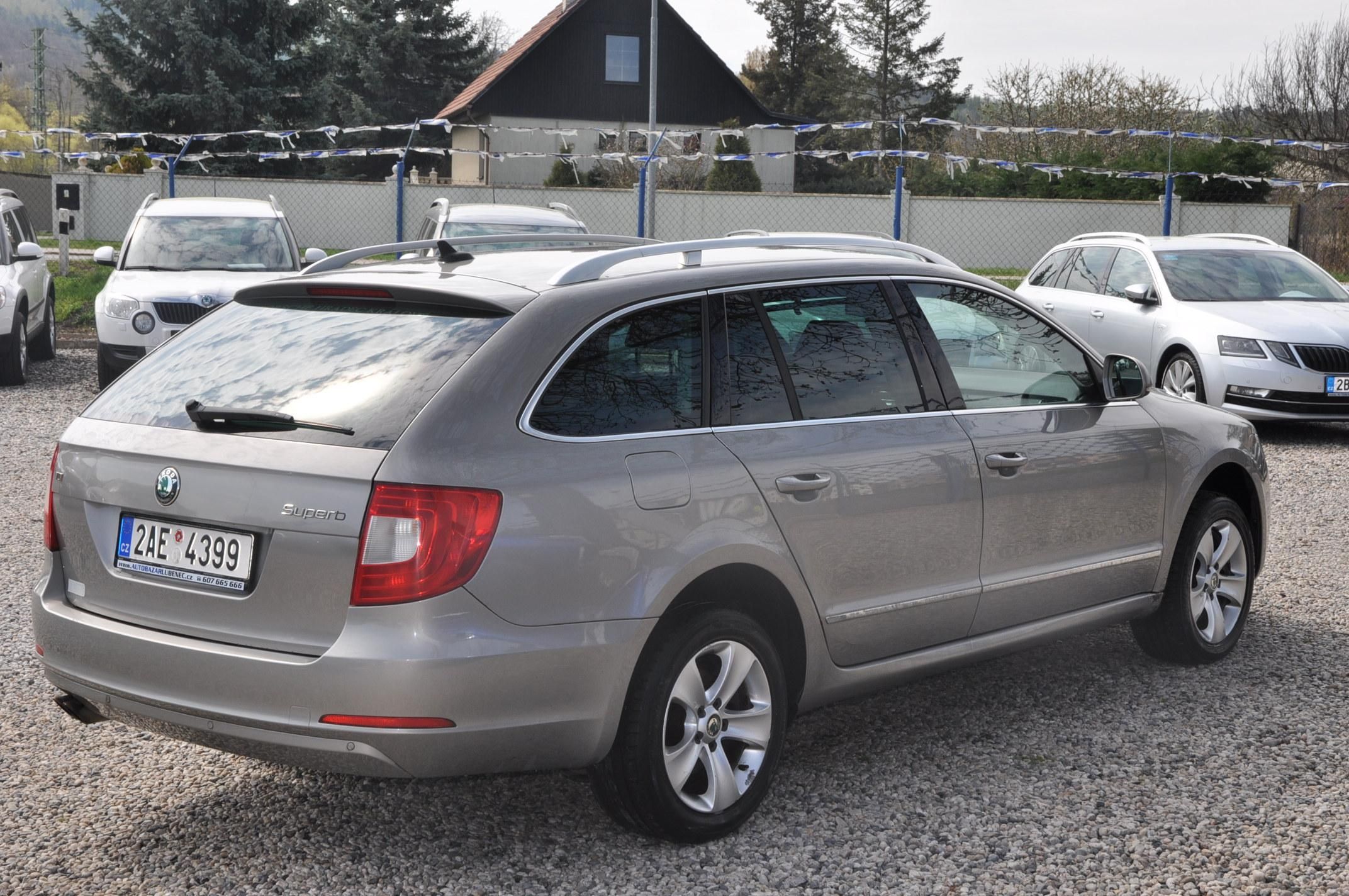 Škoda Superb, II 2.0TDi 103kW KOMBI Elegance - fotka 3