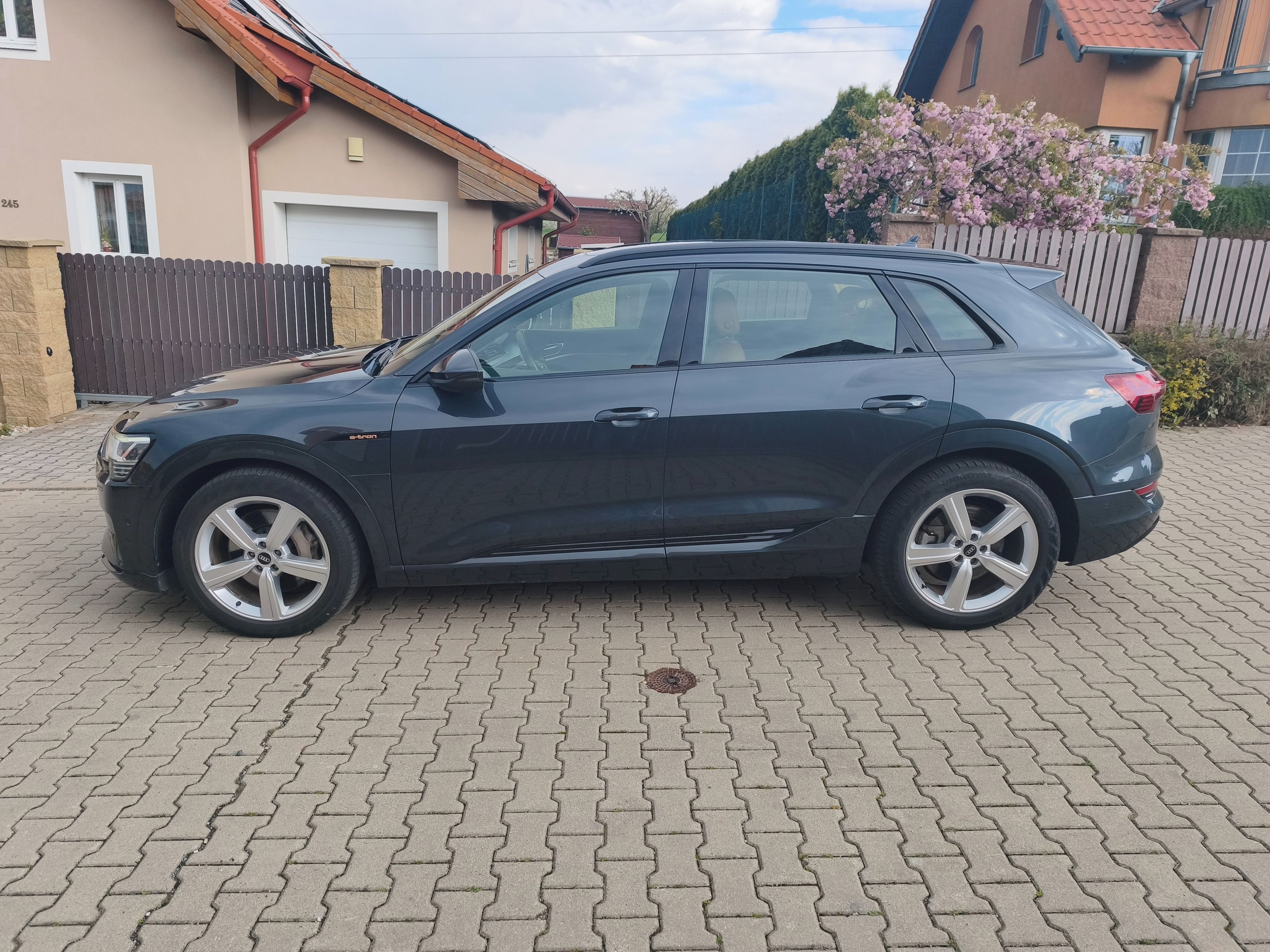 Audi e-tron, 55*B&O*PANO*kůže*Tažné*SoH90% - fotka 2