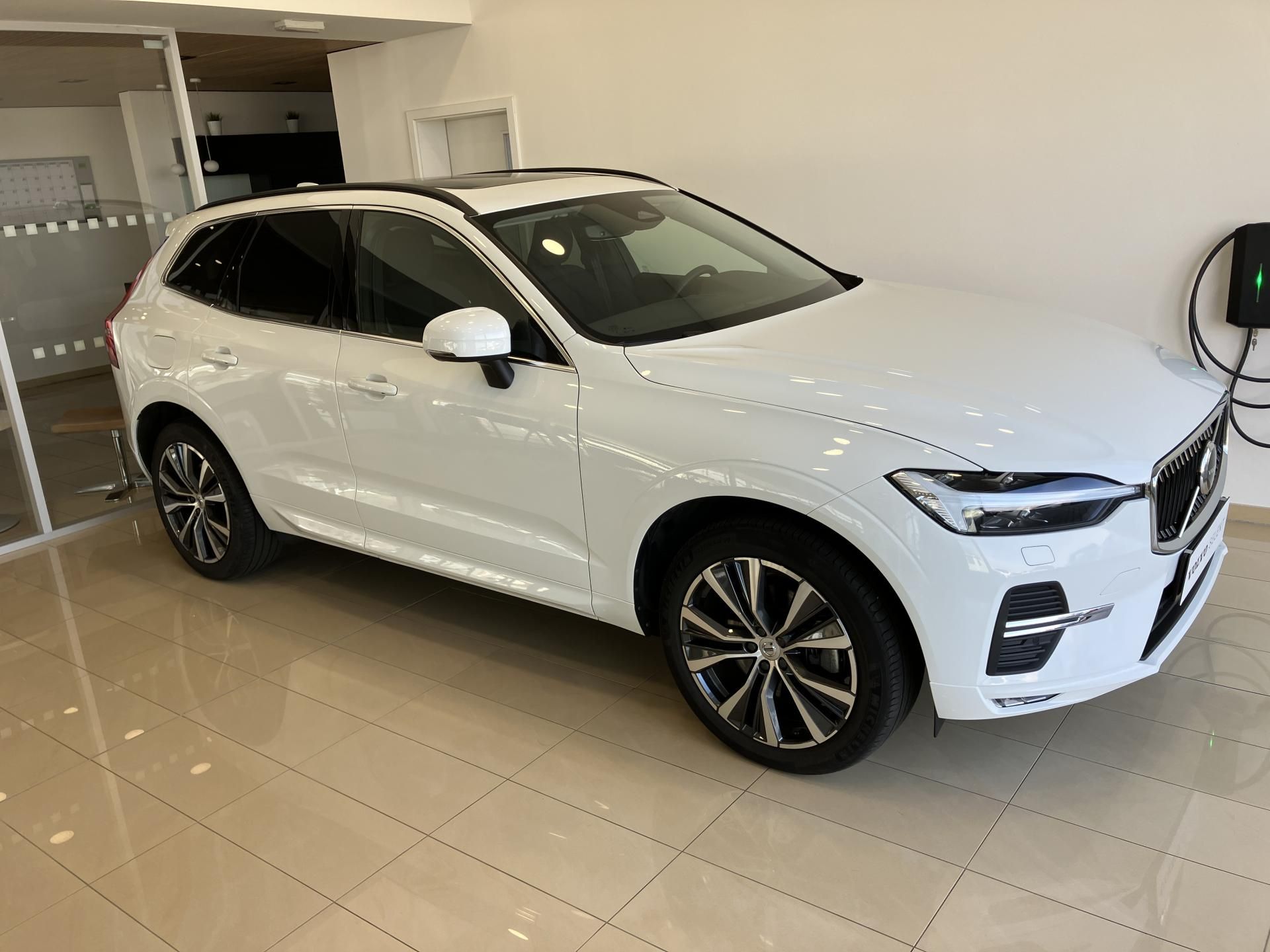 Volvo XC60, B4 FWD Momentum PRO AT8 - fotka 4